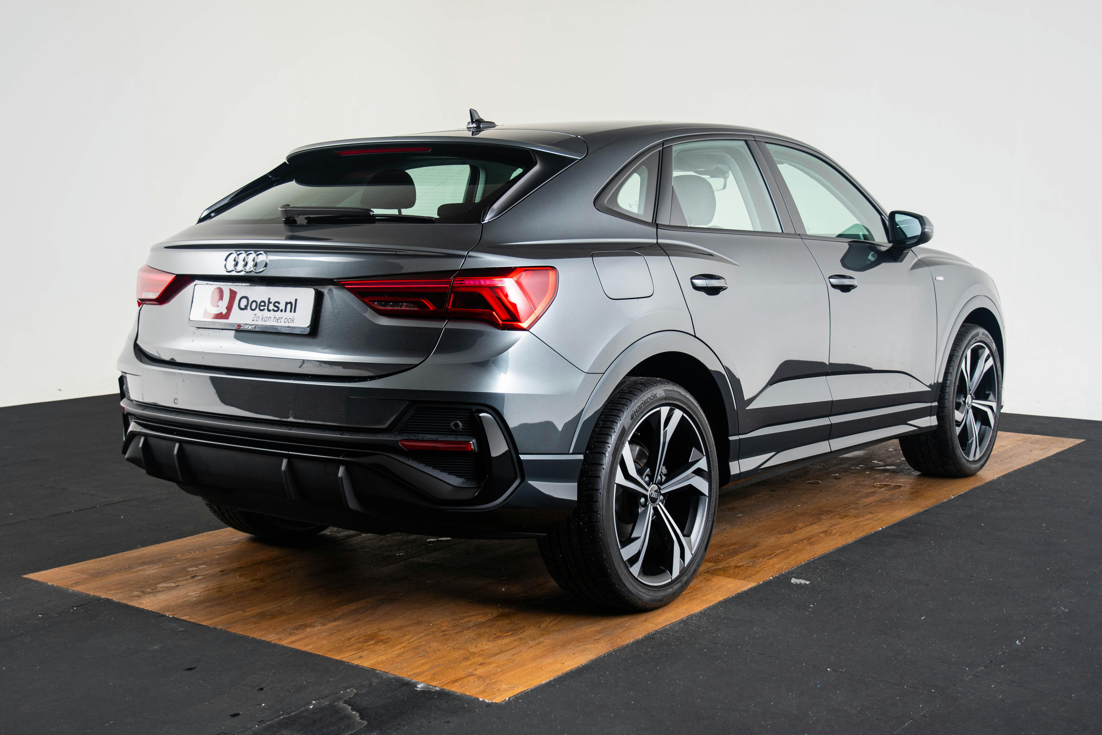 Car image 18