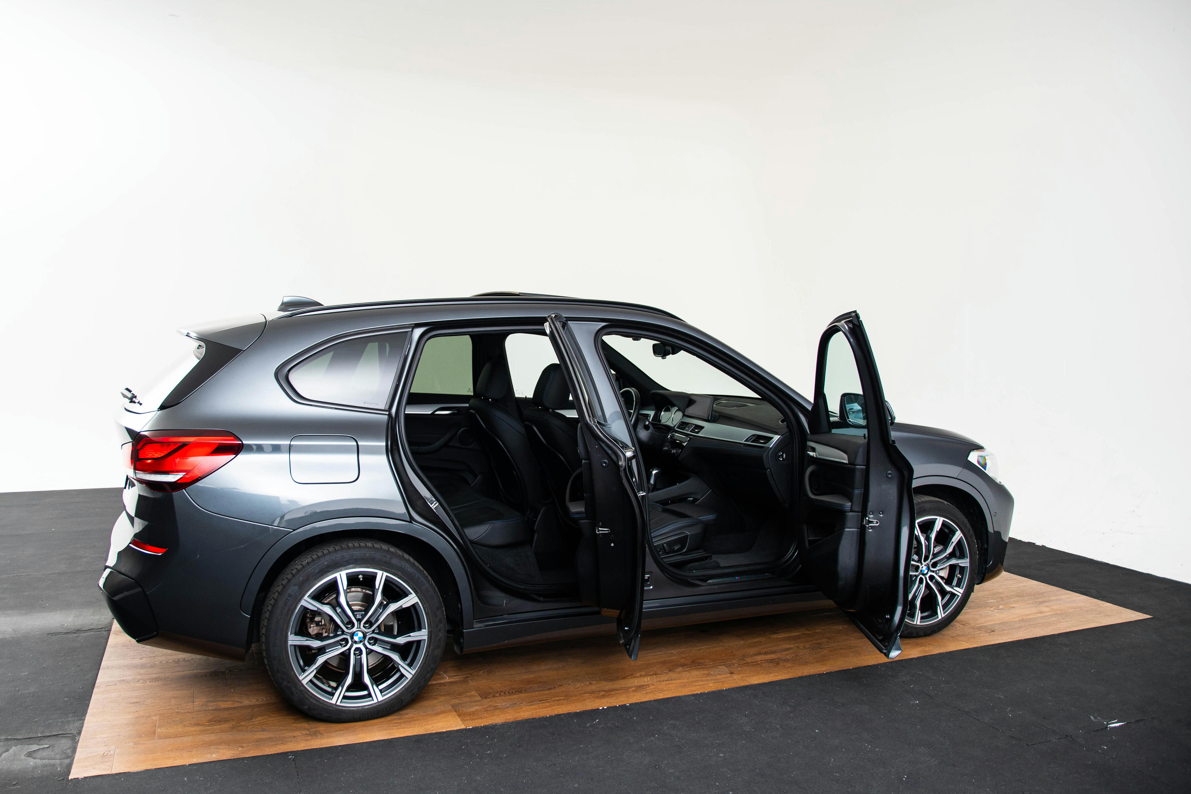 Car image 15