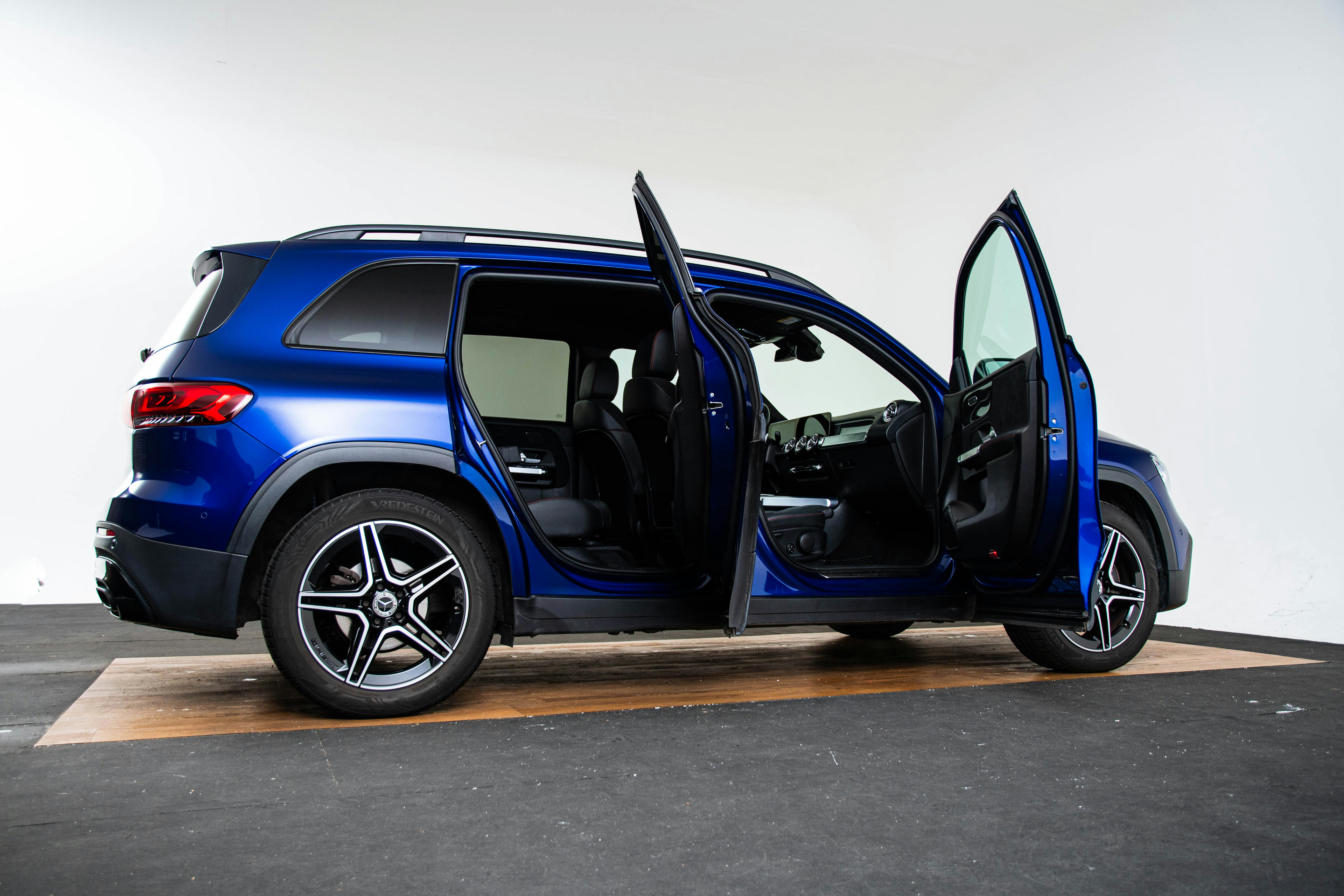 Car image 18