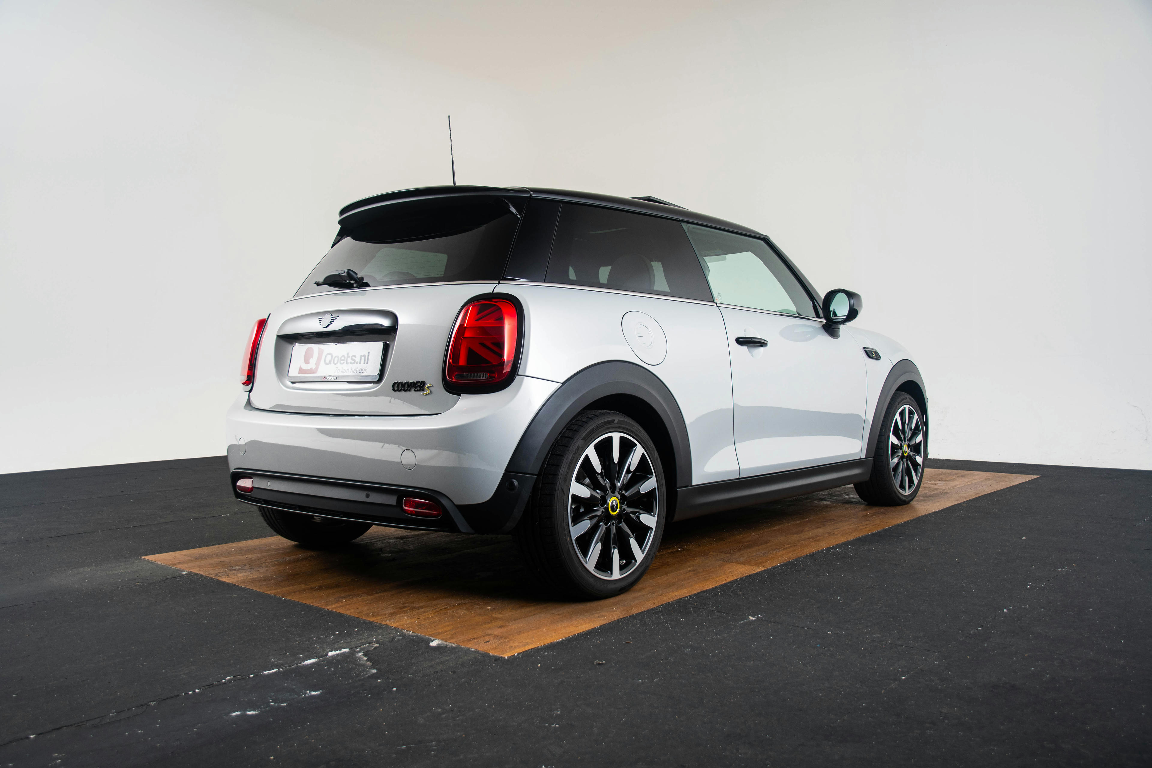Car image 17
