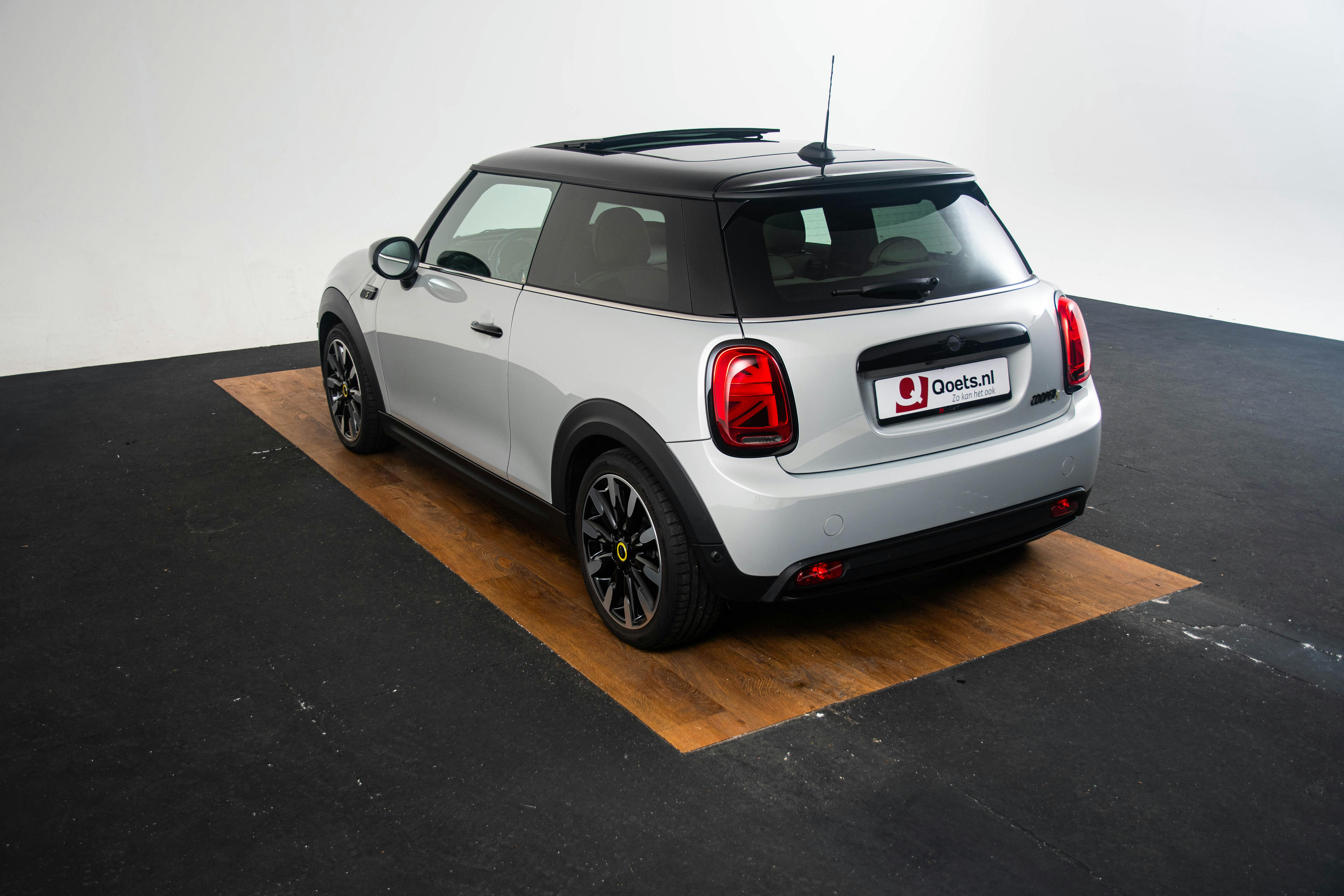 Car image 18