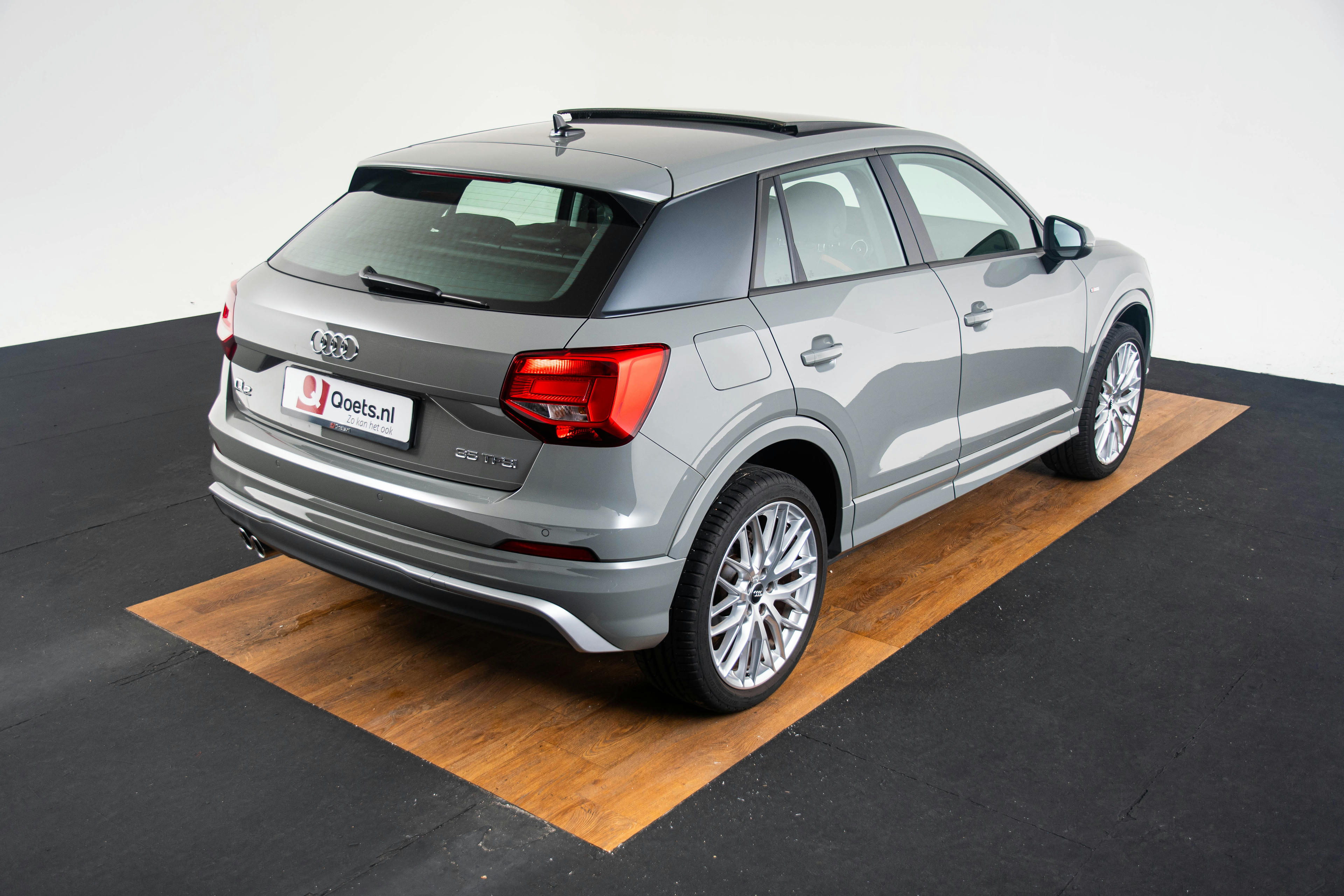 Car image 12