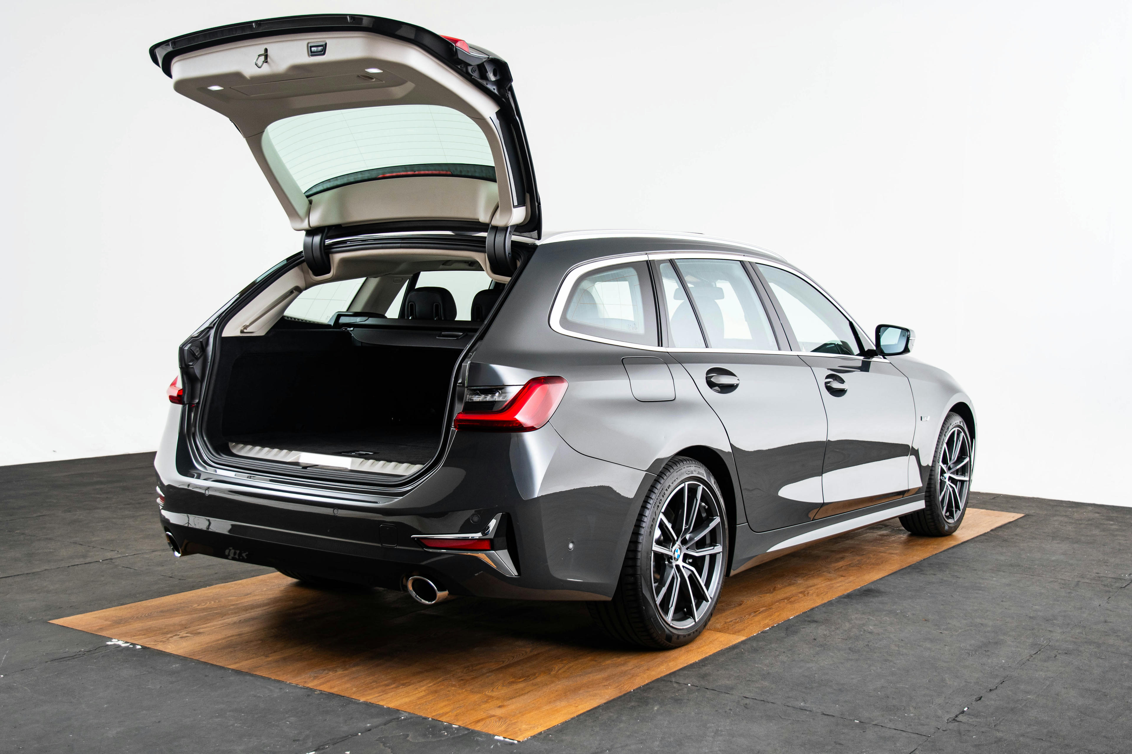 Car image 16