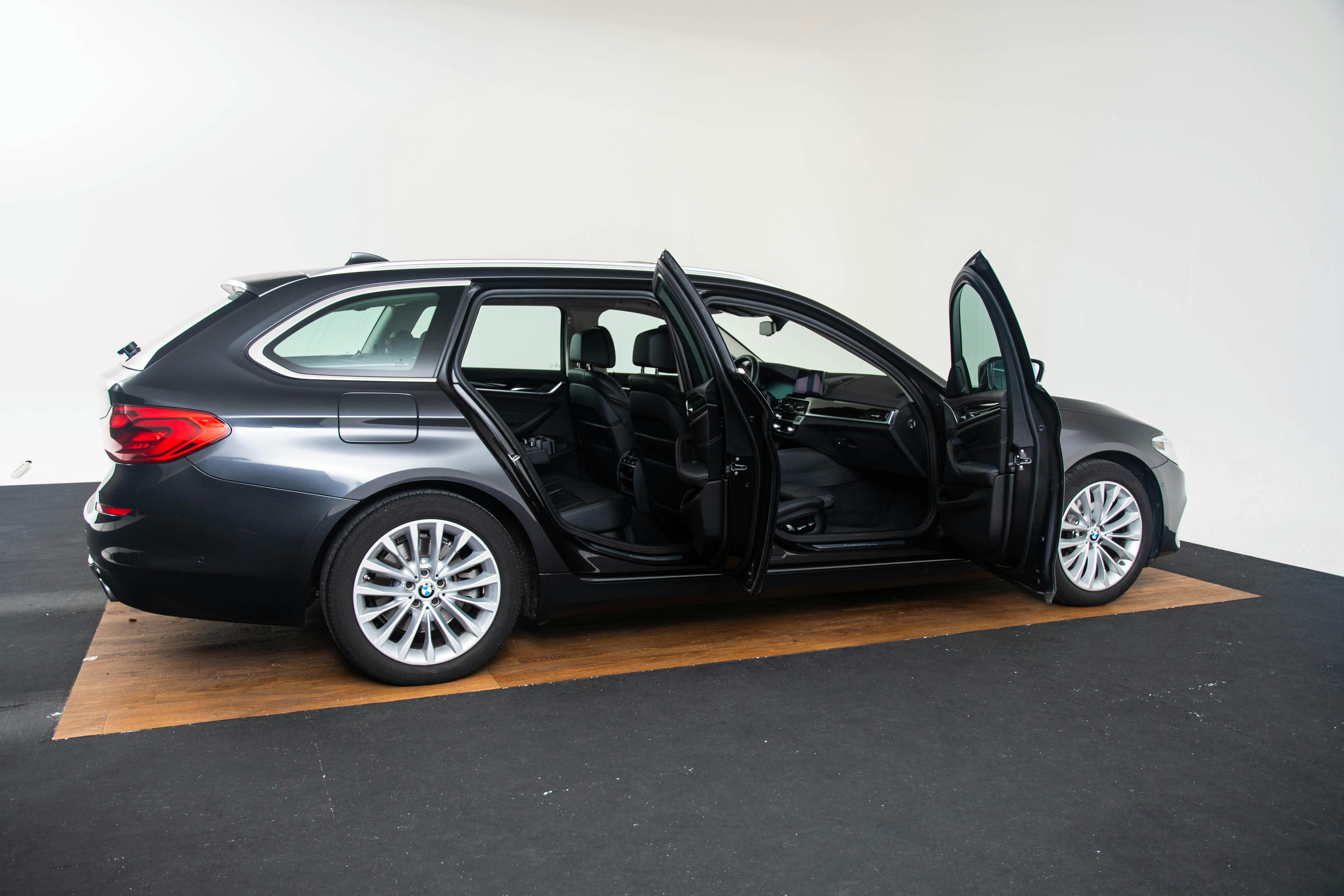 Car image 14