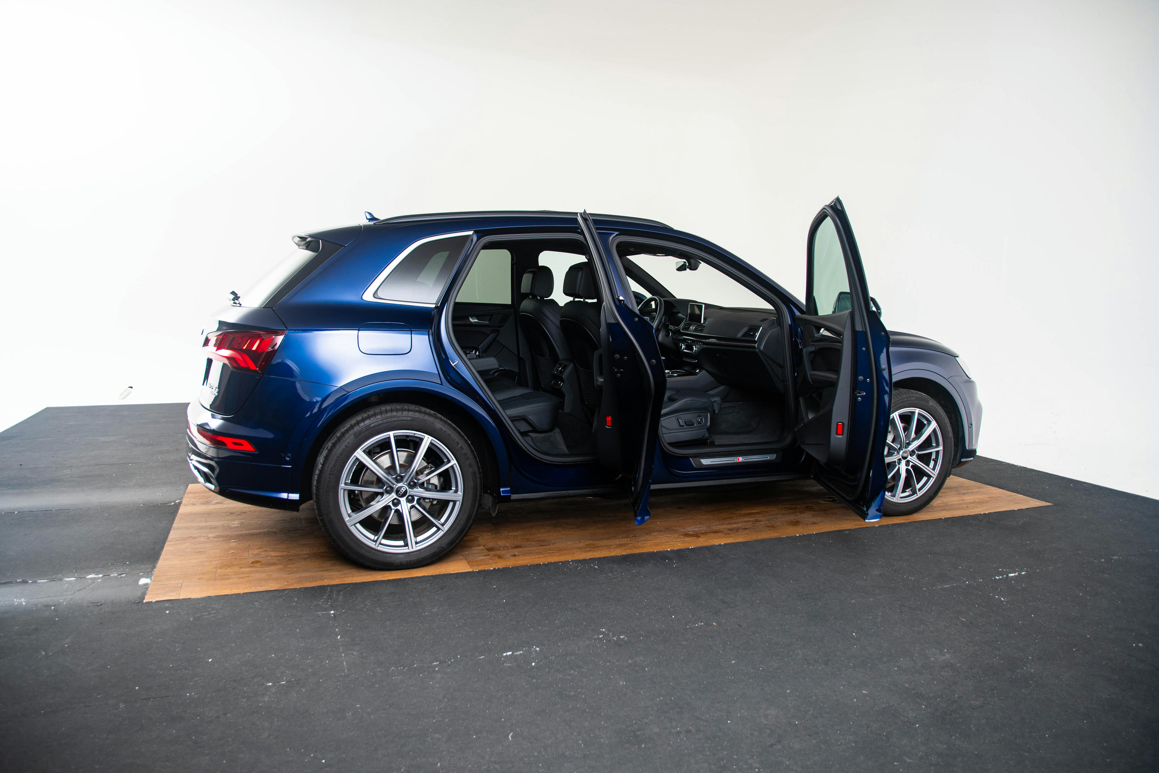 Car image 13