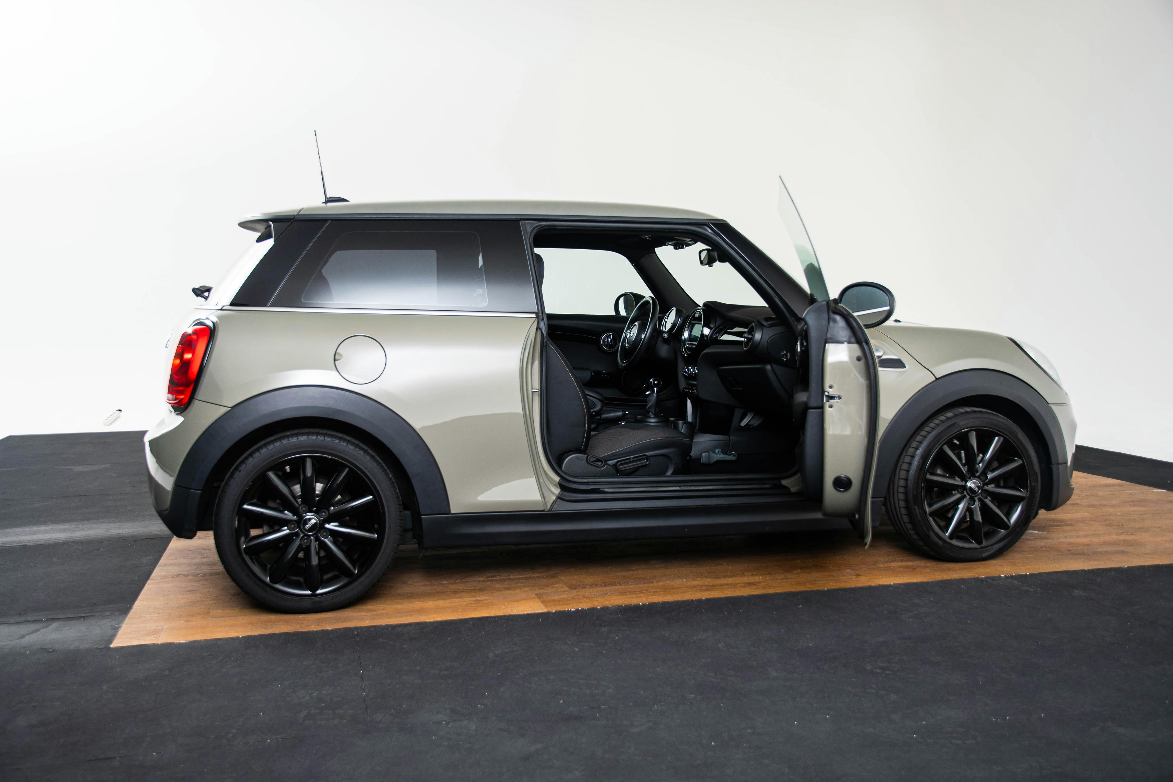 Car image 12