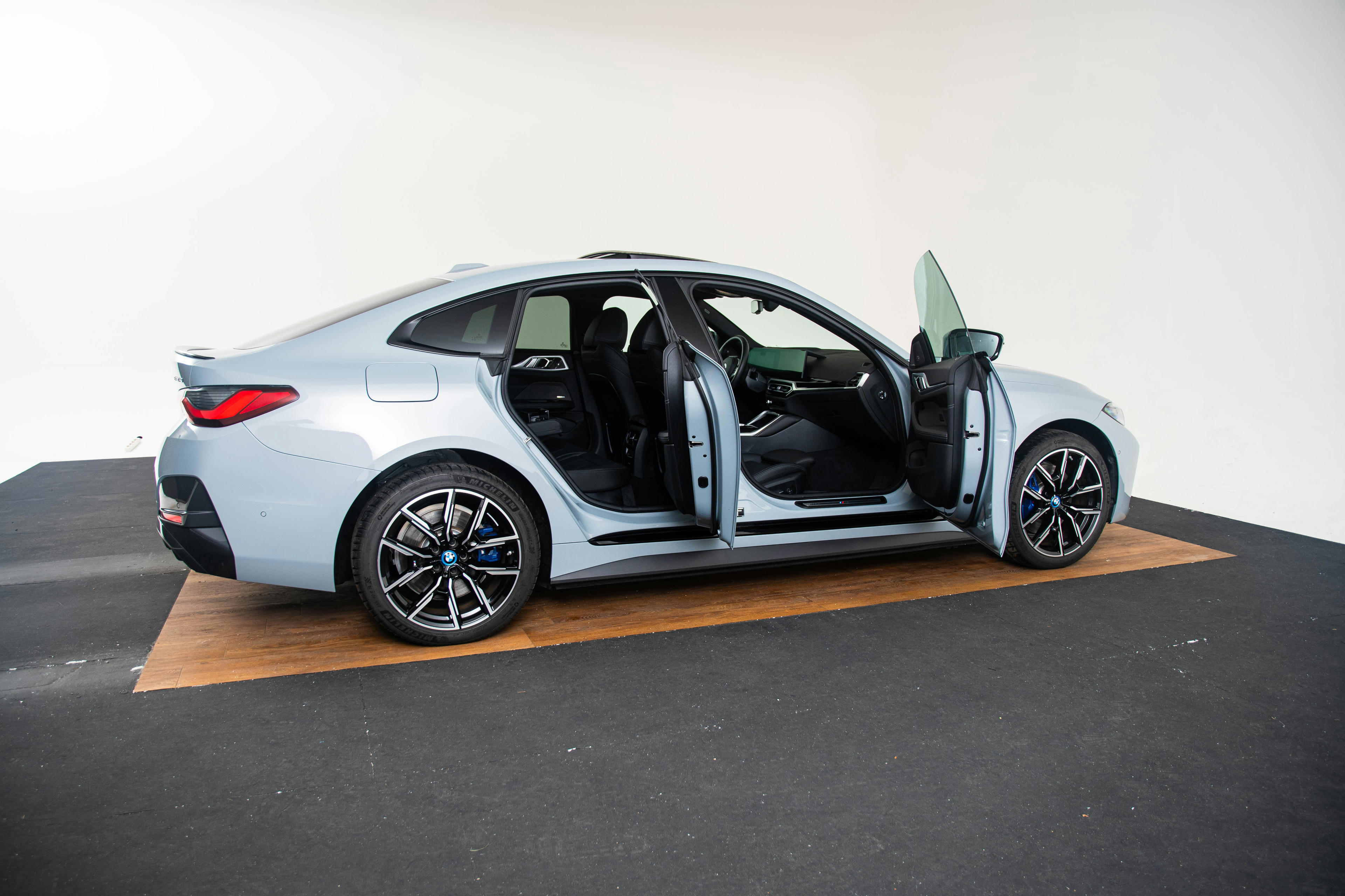 Car image 14