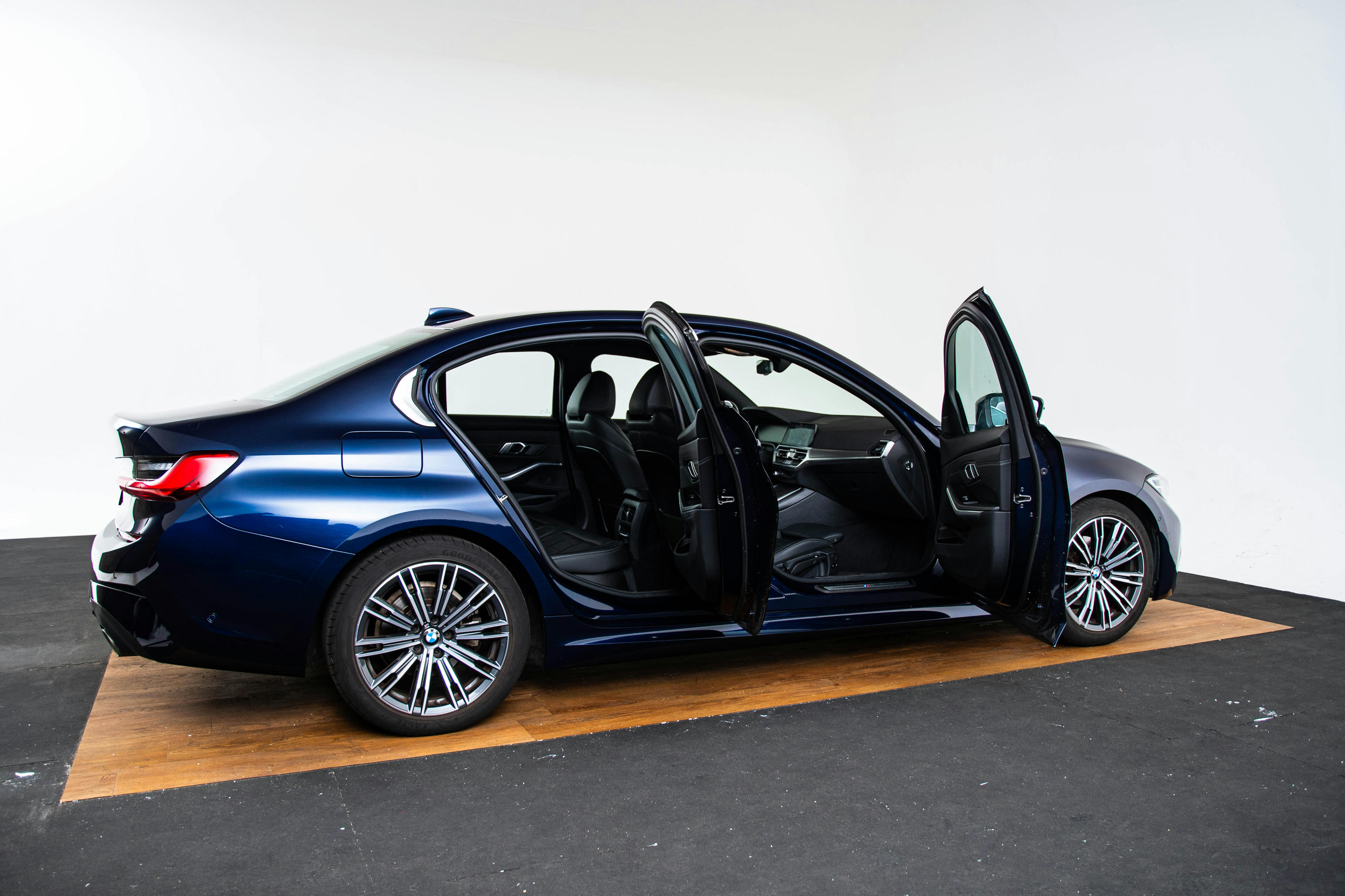 Car image 18