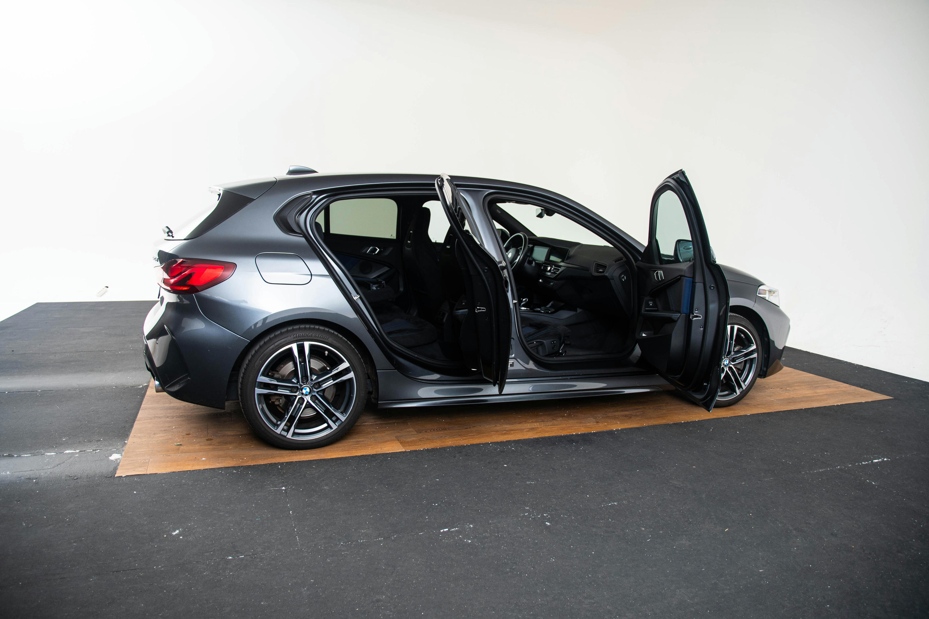 Car image 13