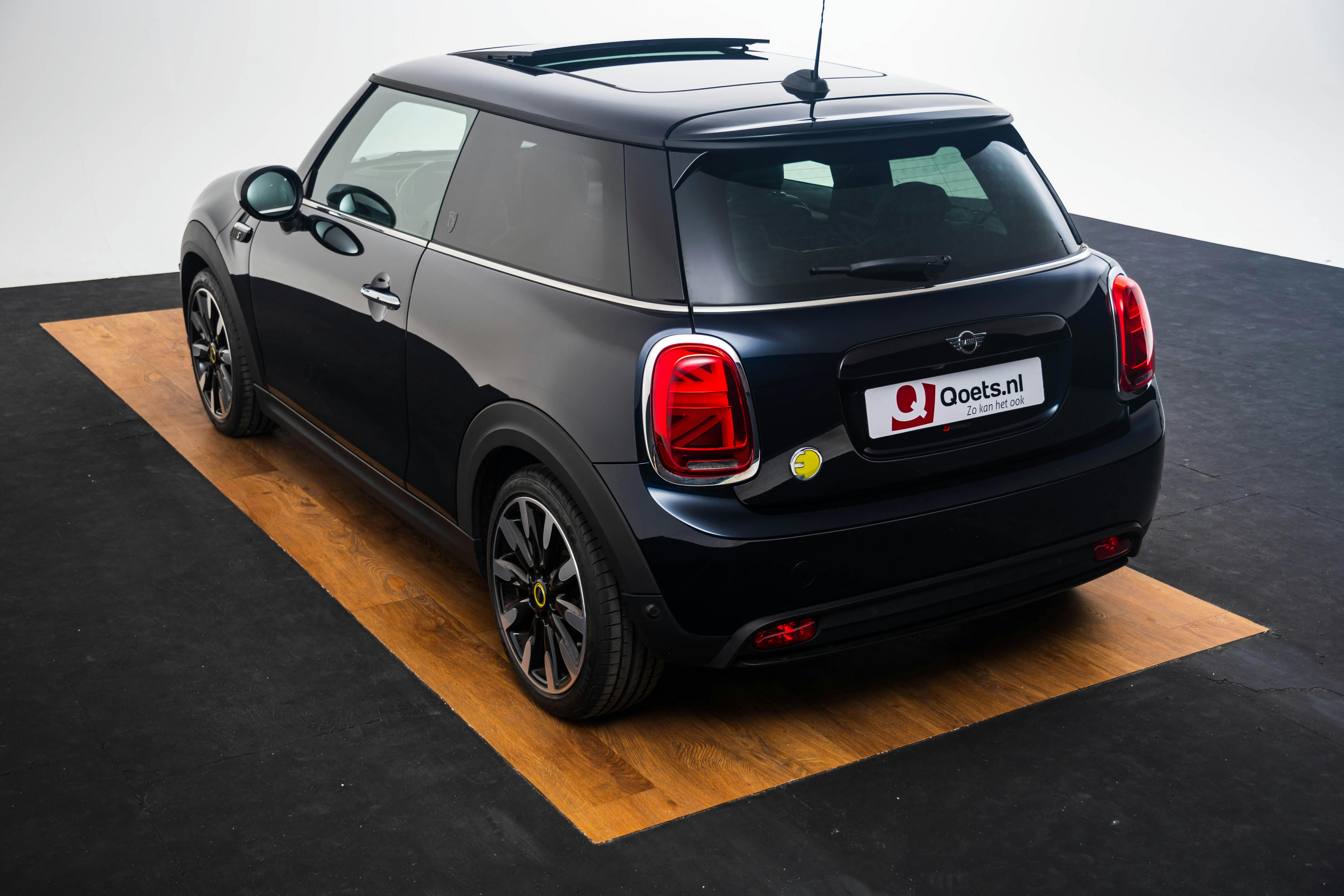 Car image 16
