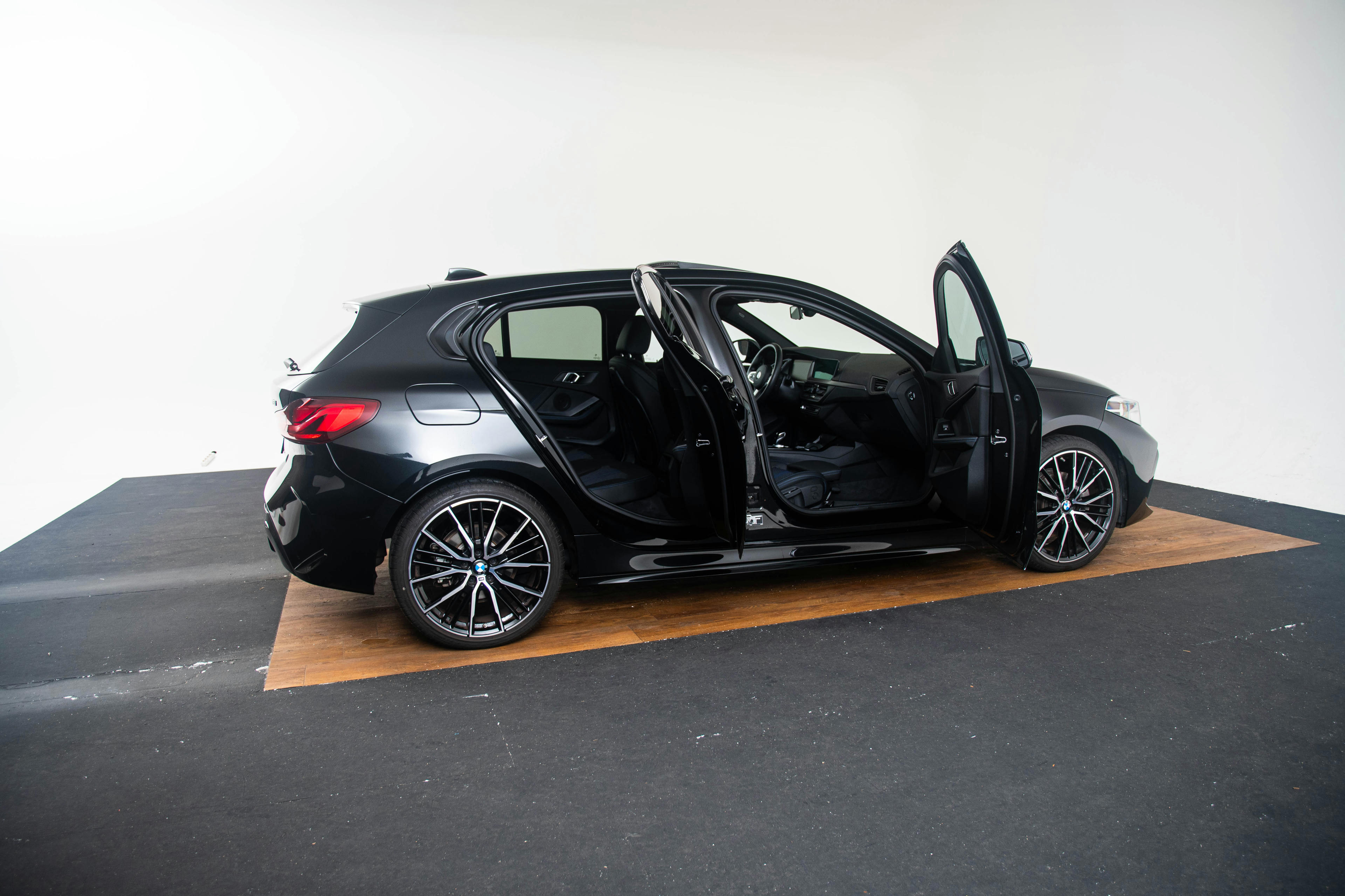 Car image 16