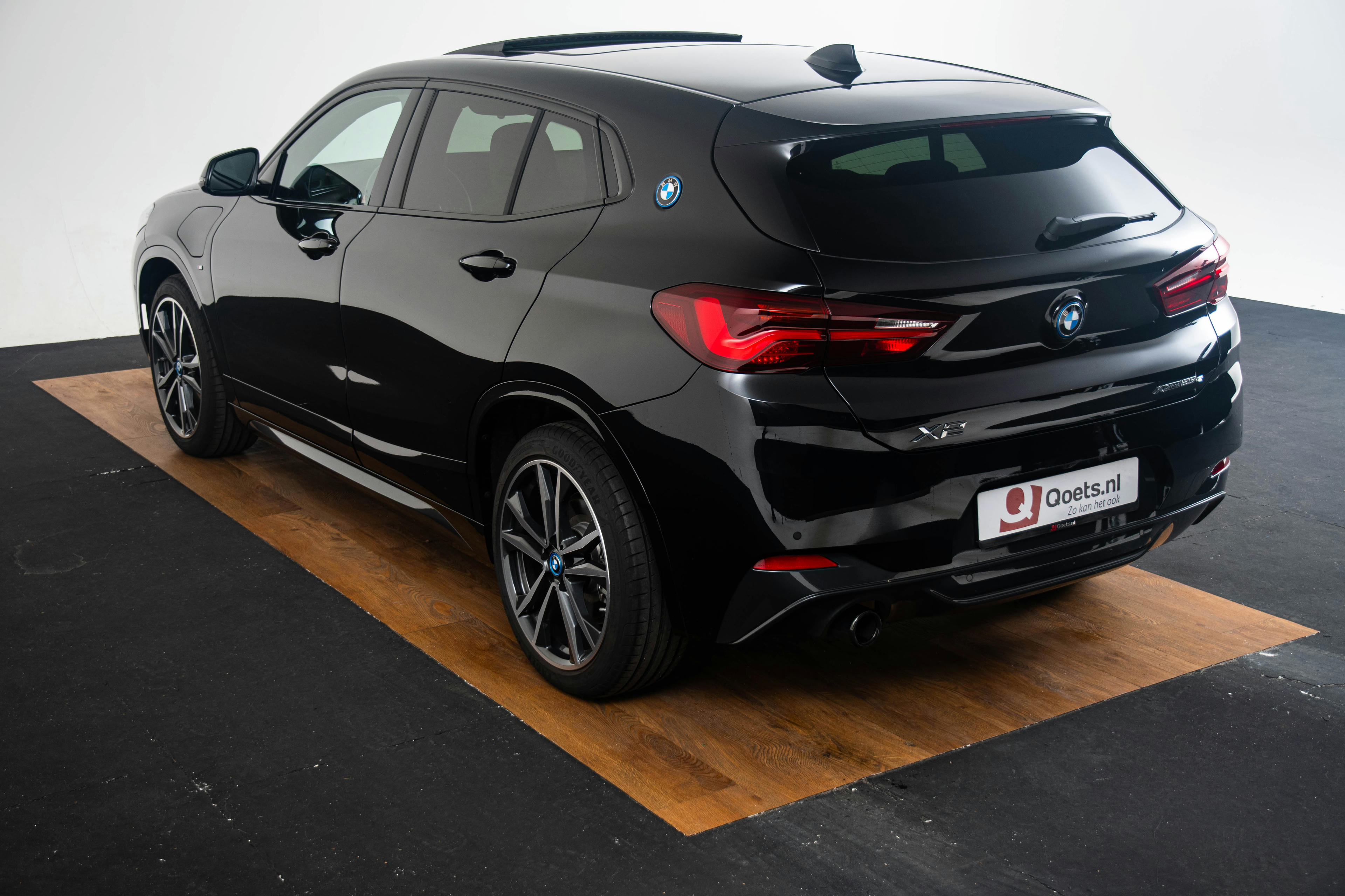 Car image 15