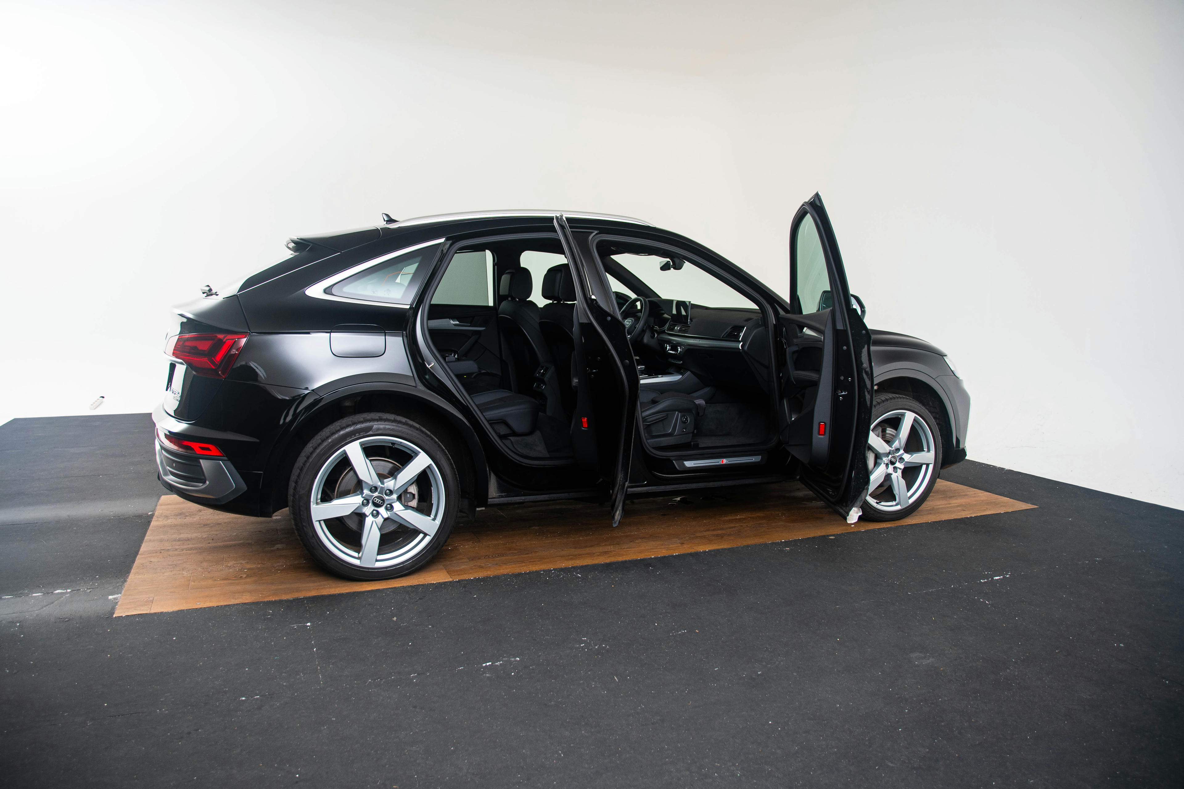 Car image 16