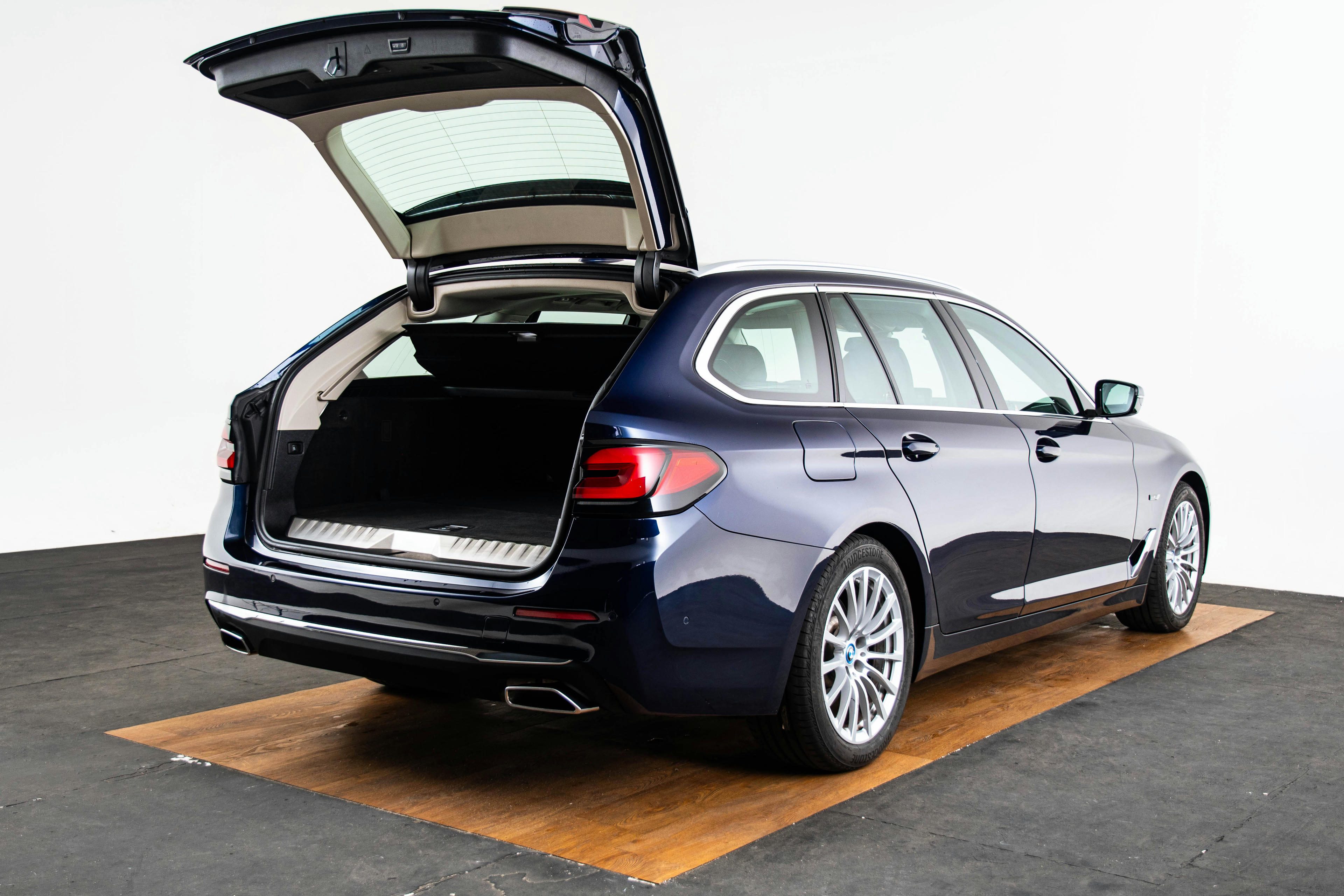 Car image 15