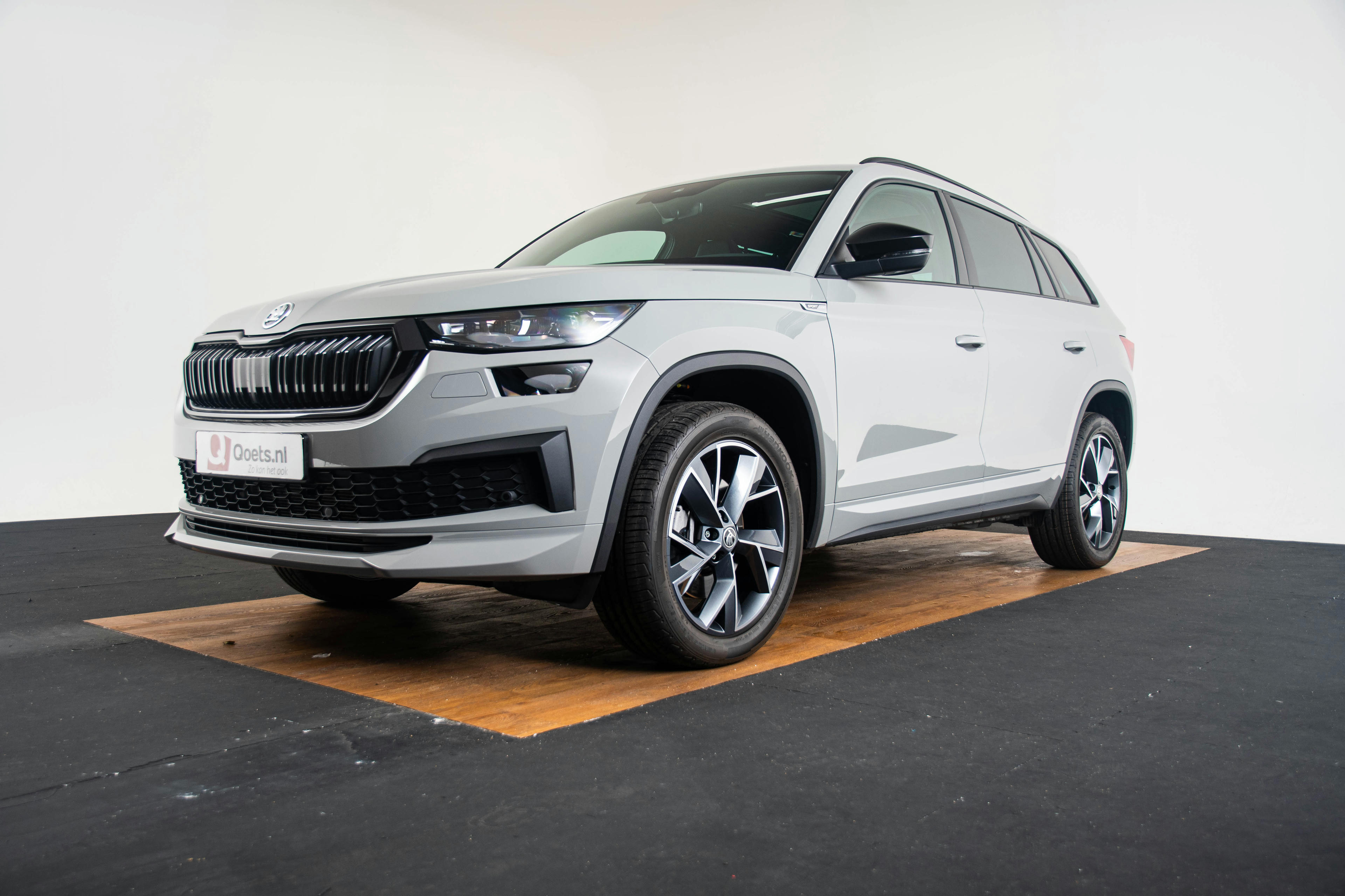 Car image 16