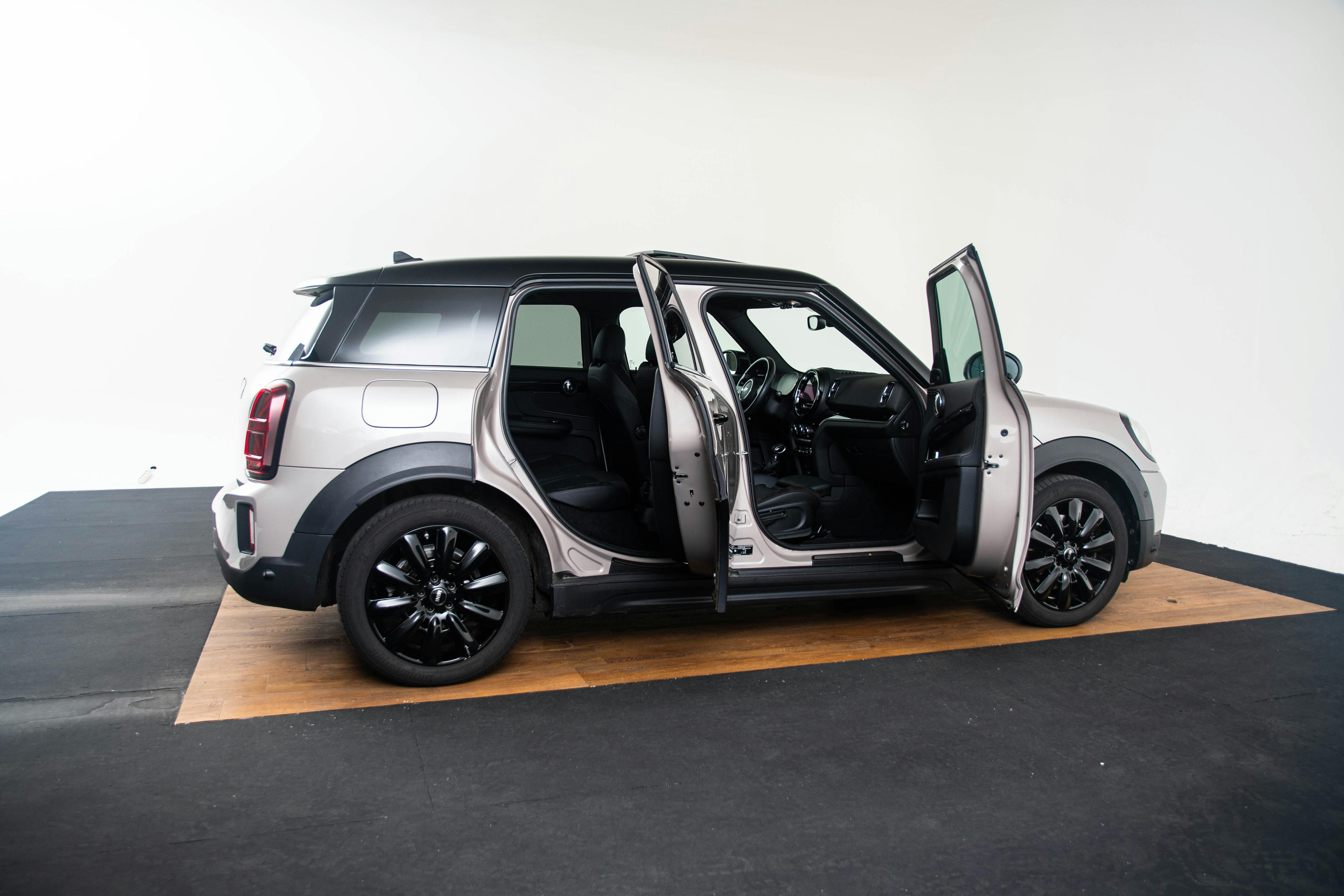Car image 18