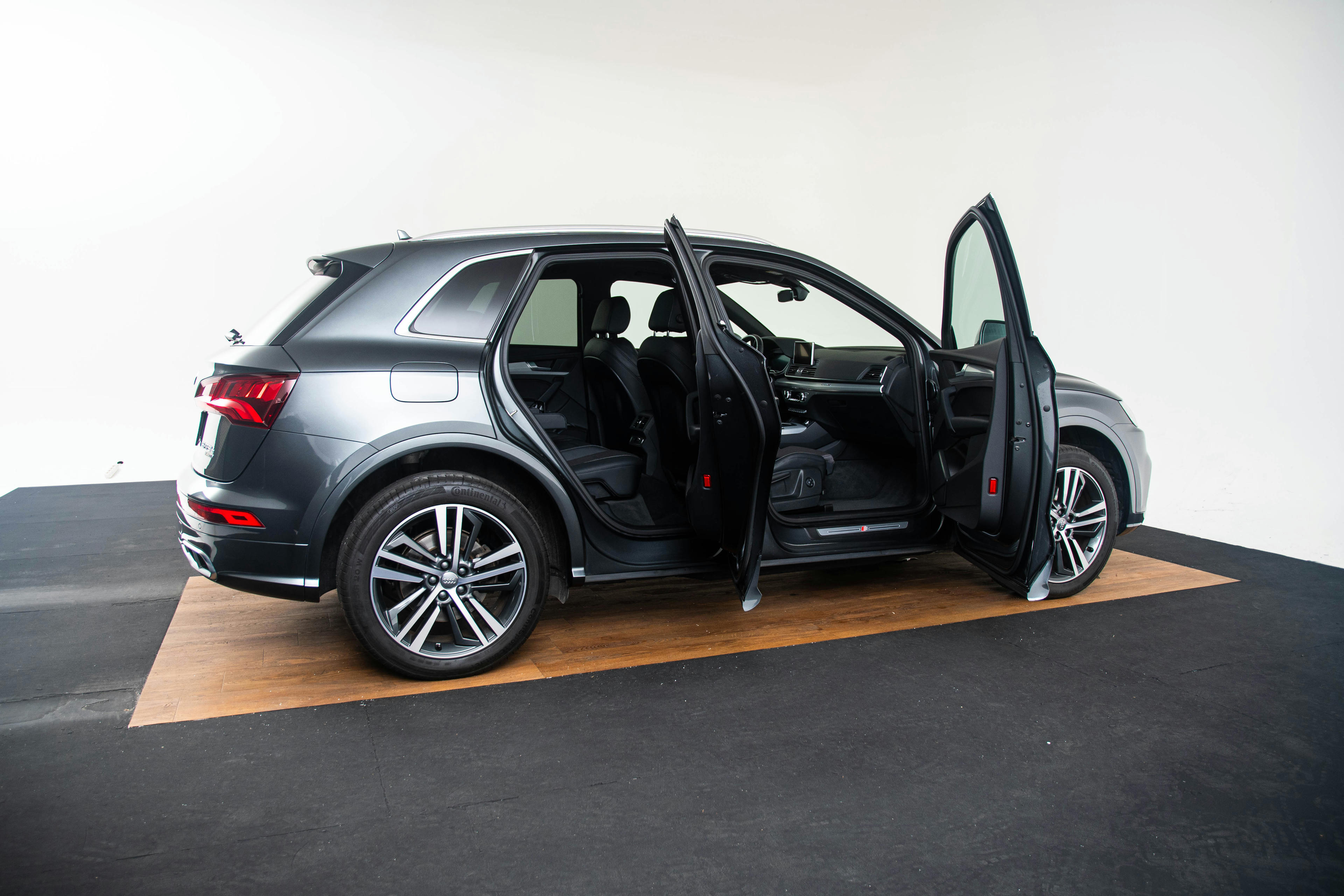 Car image 14