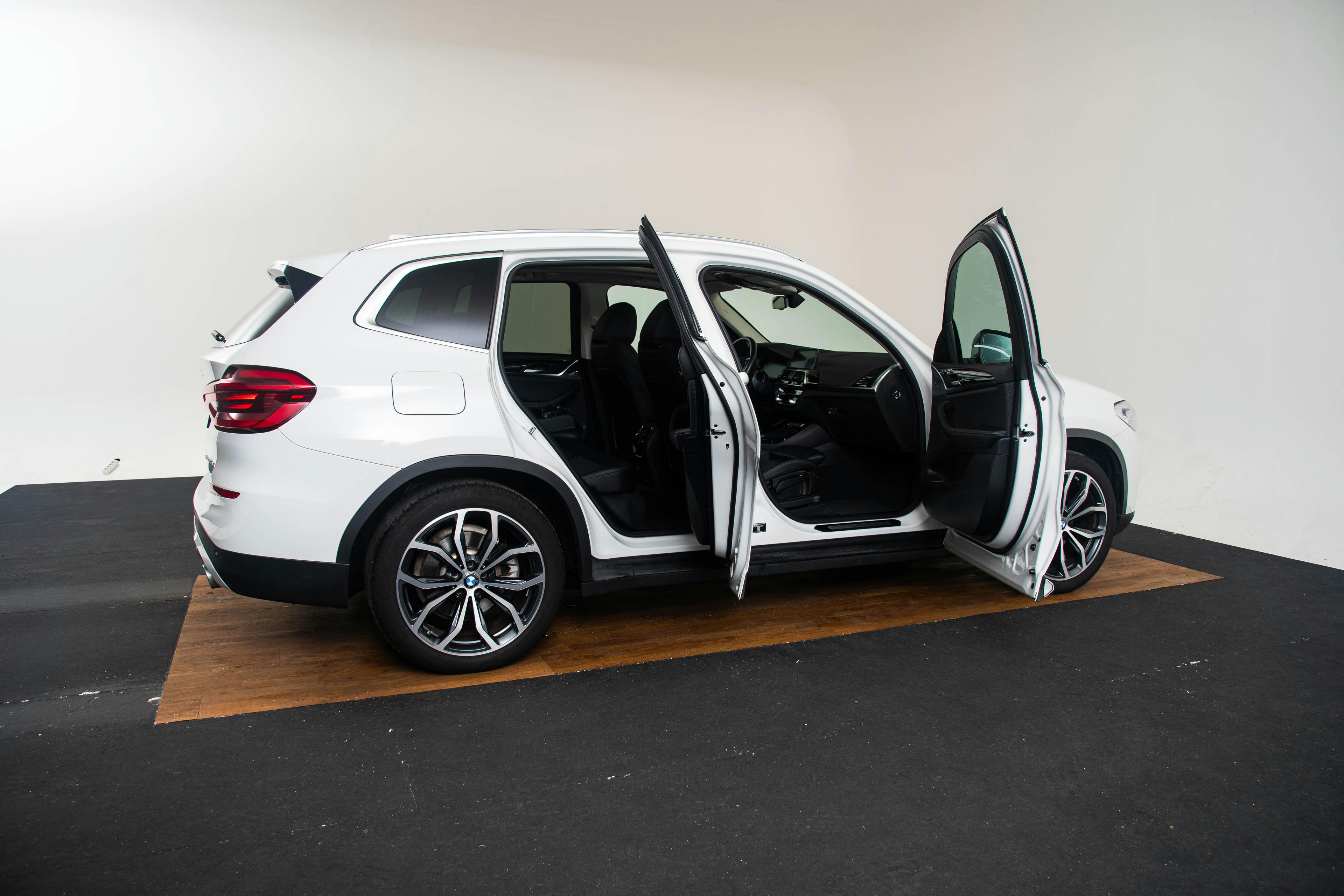 Car image 17