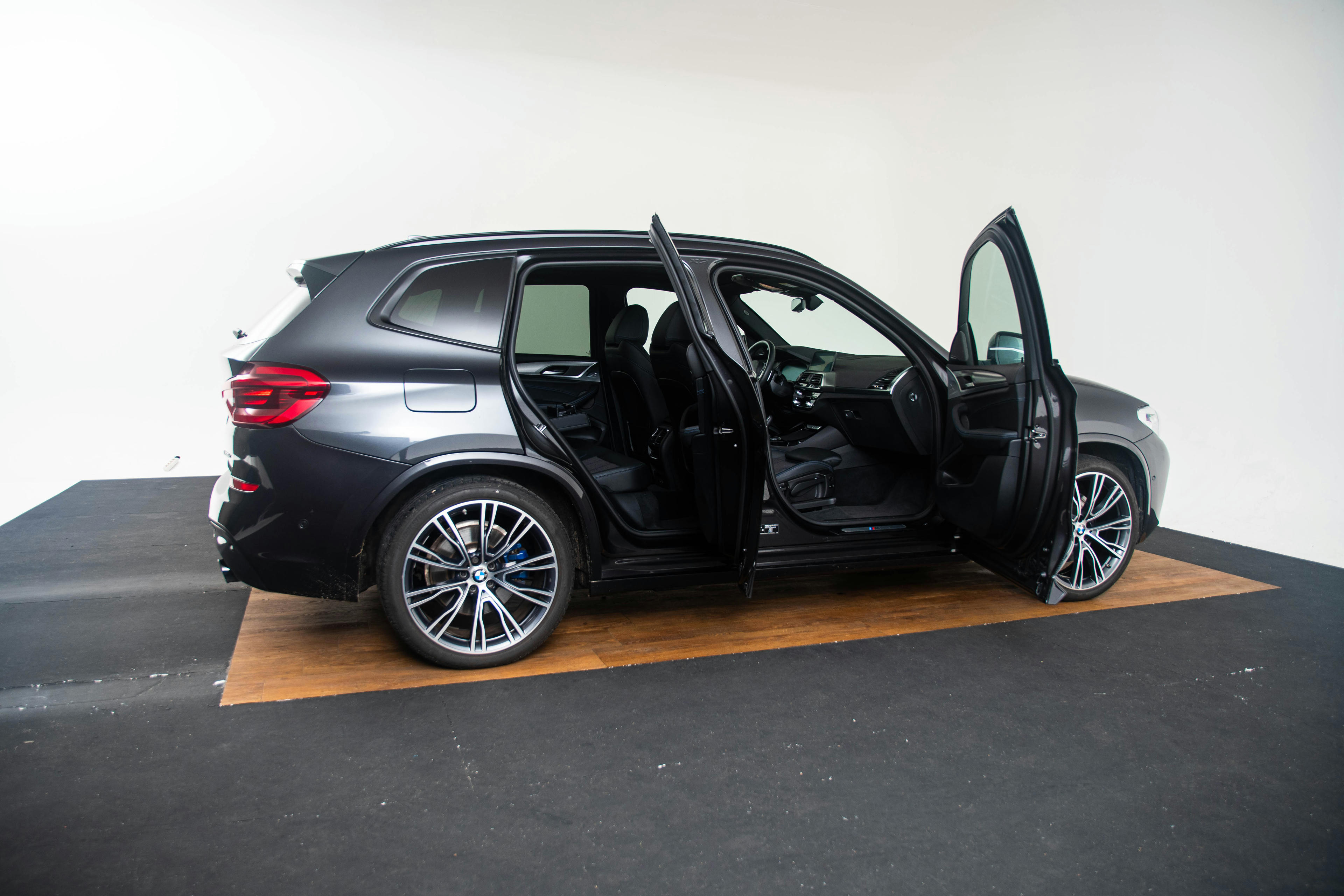 Car image 17