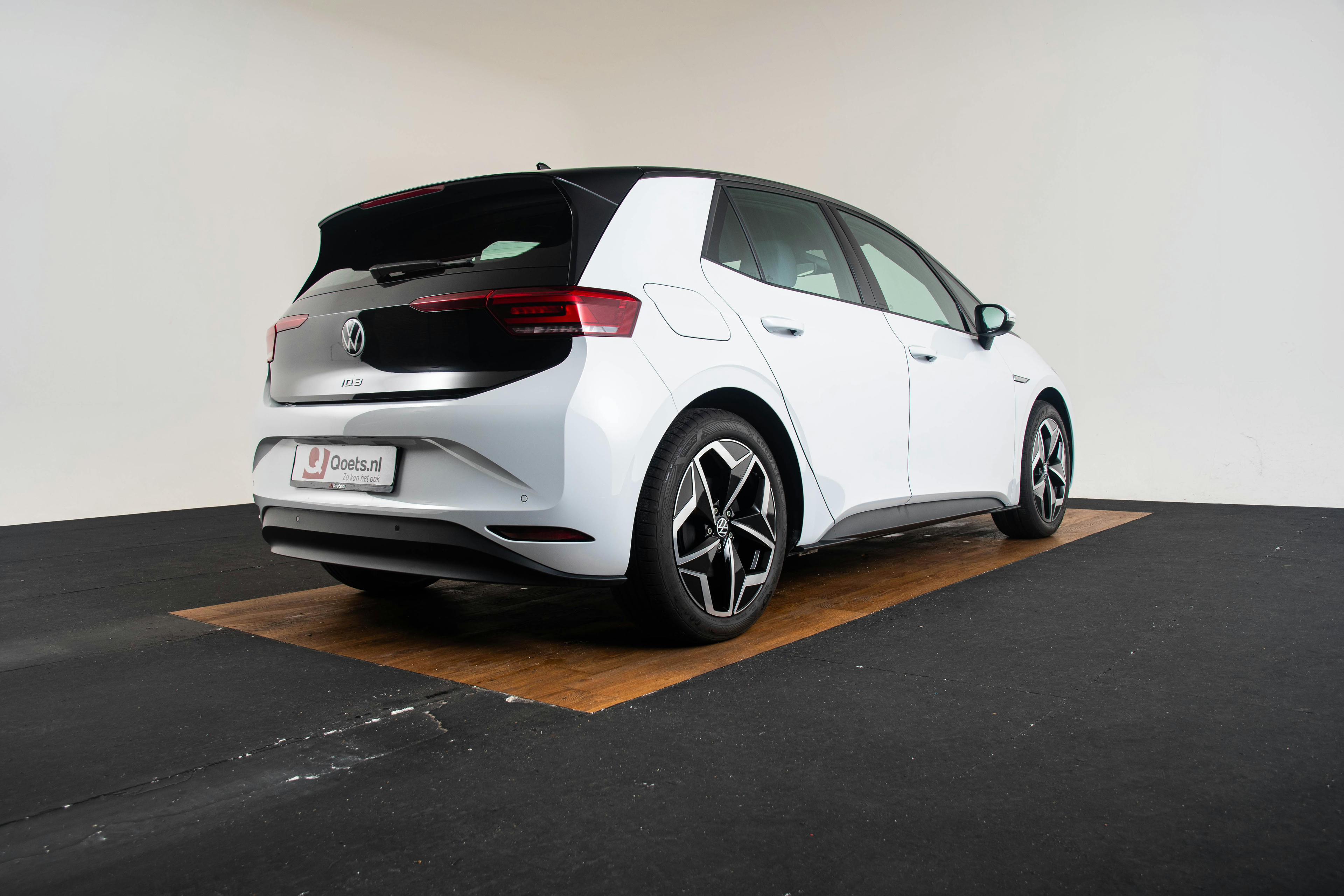 Car image 13