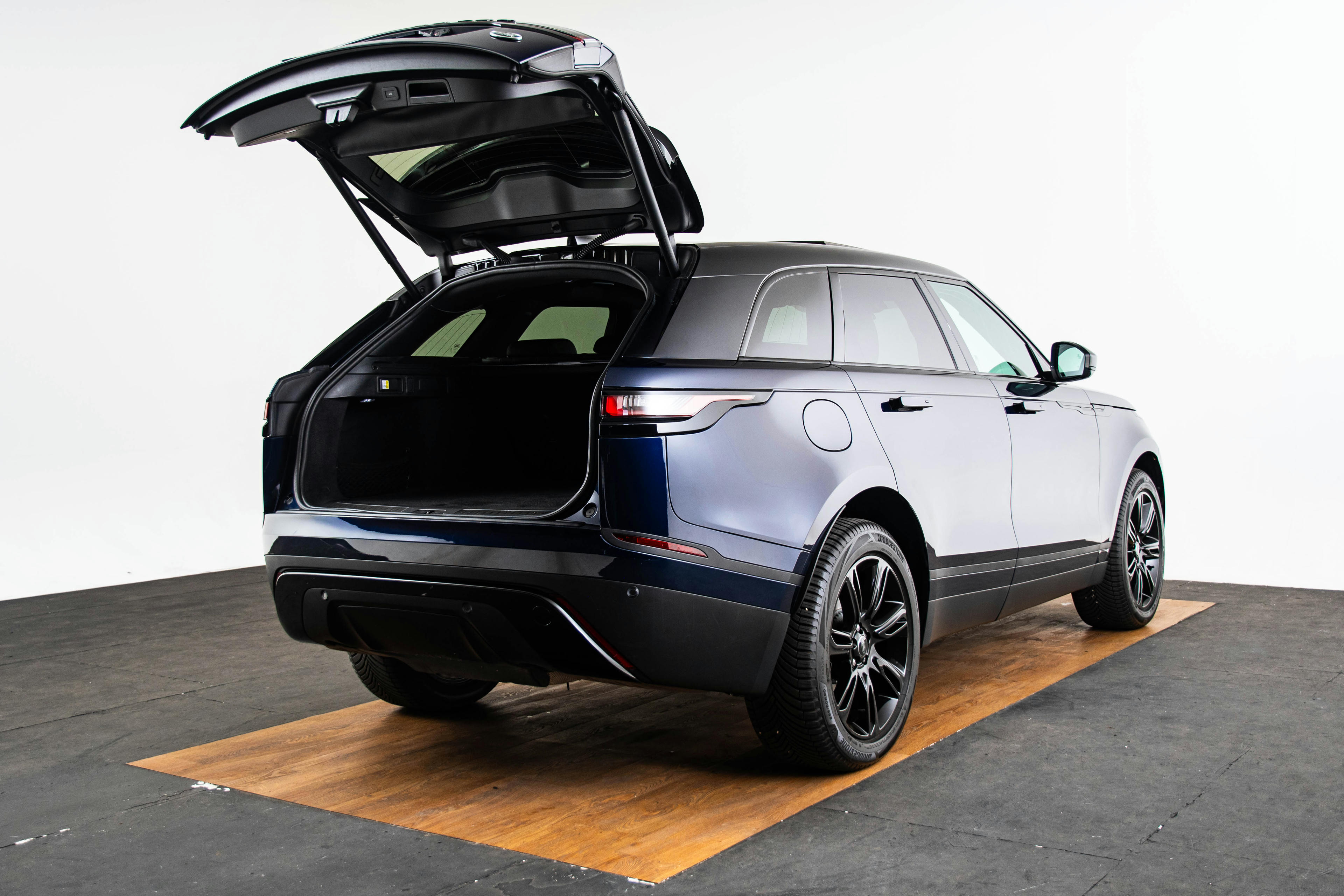 Car image 16