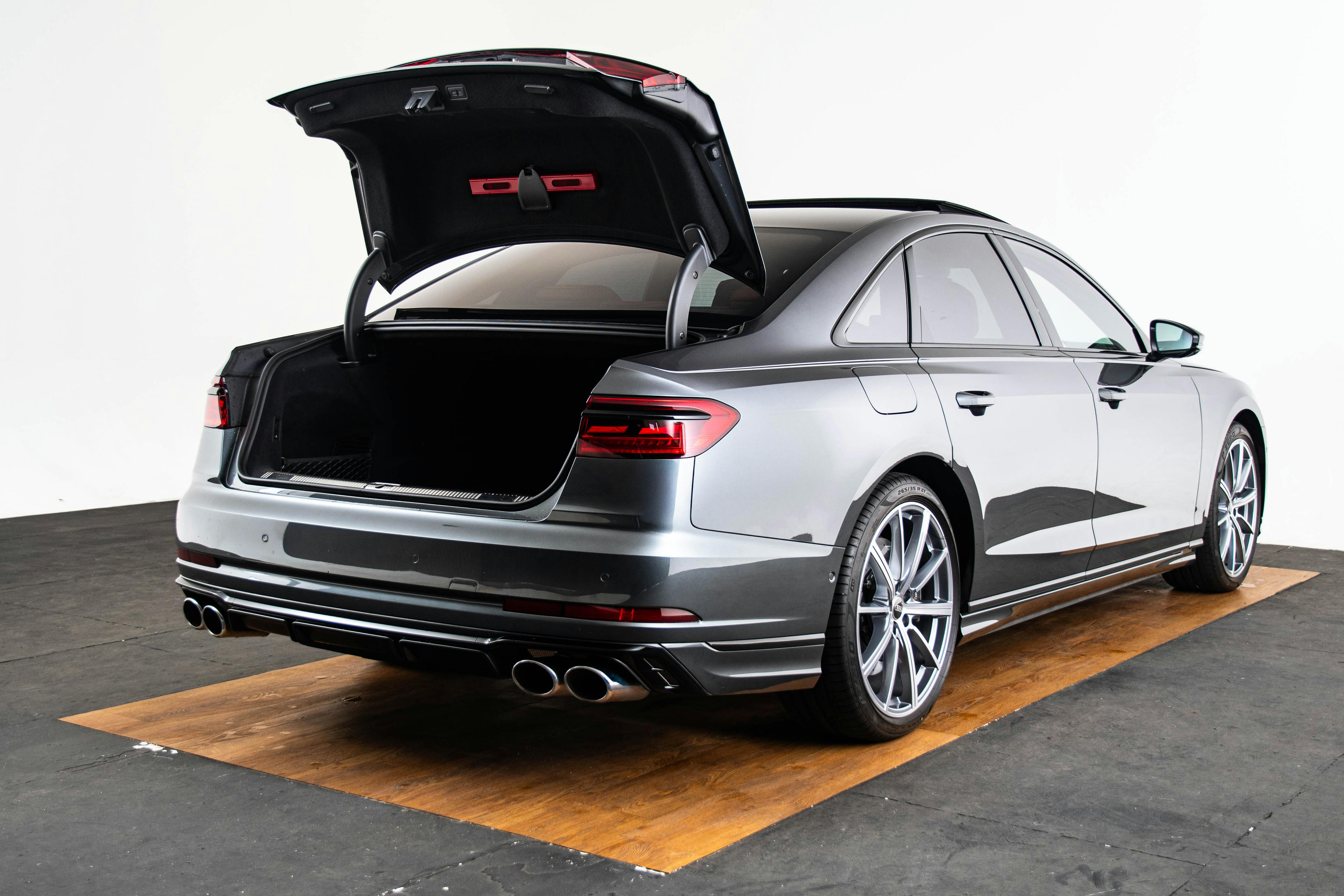 Car image 18