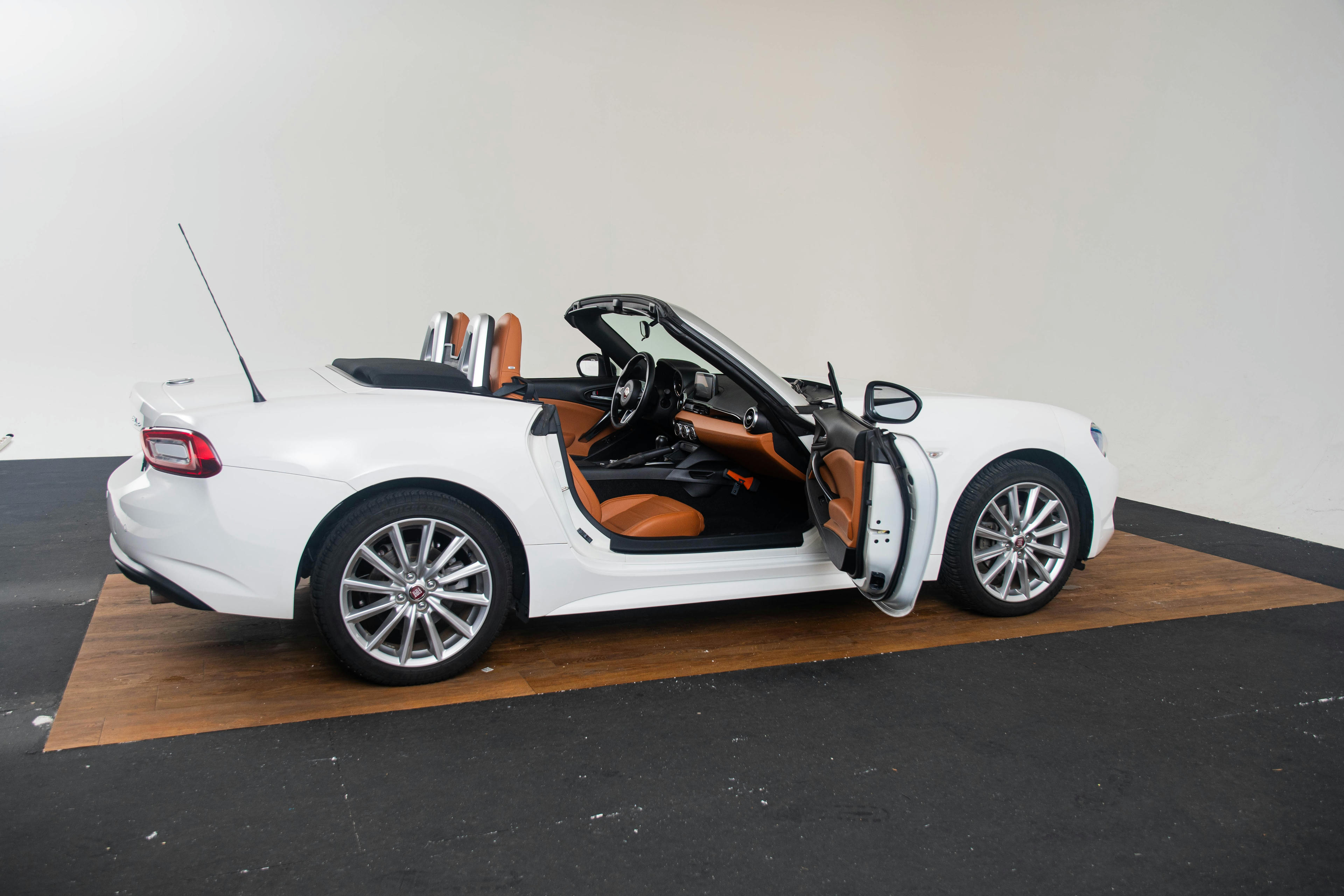 Car image 17
