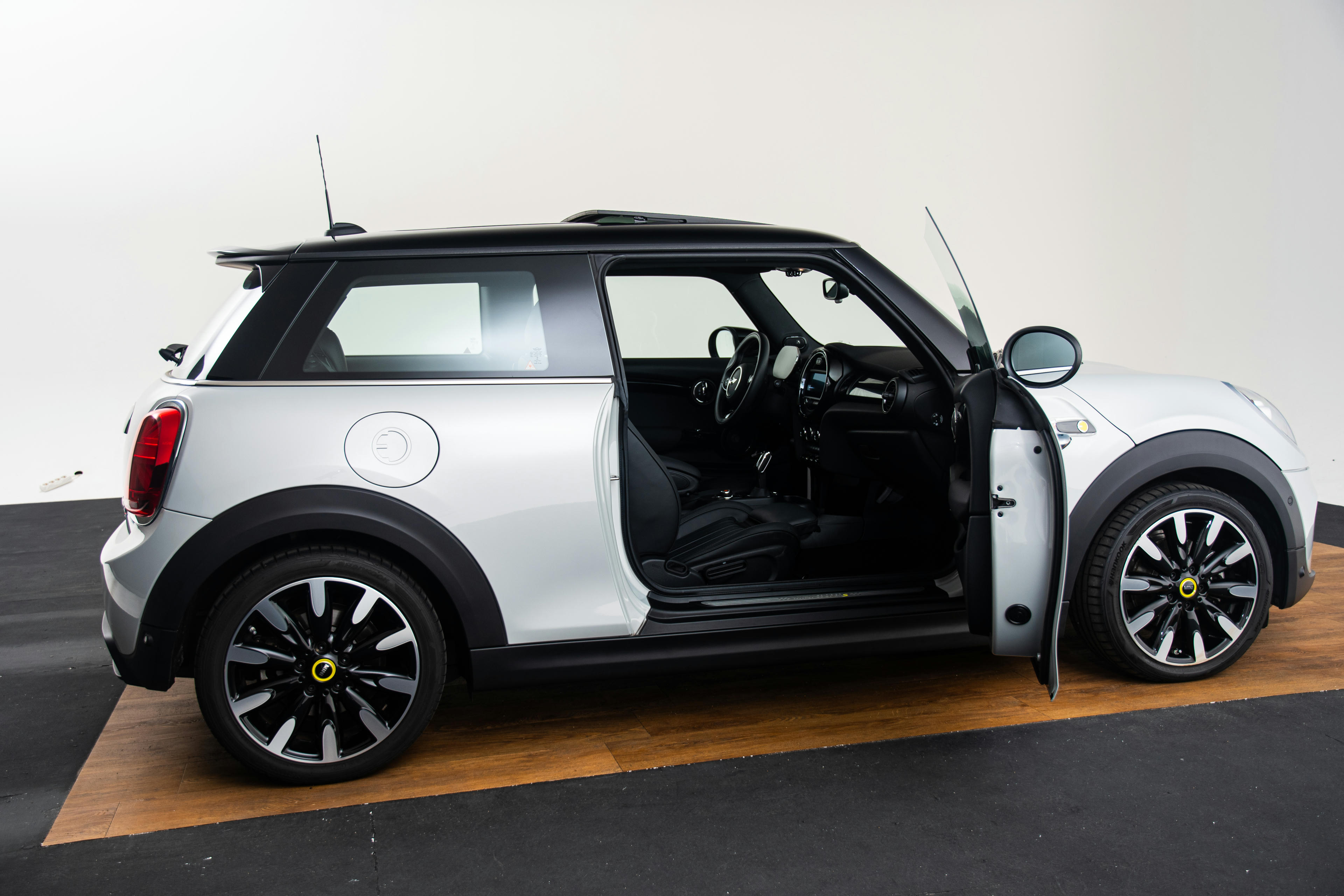 Car image 12