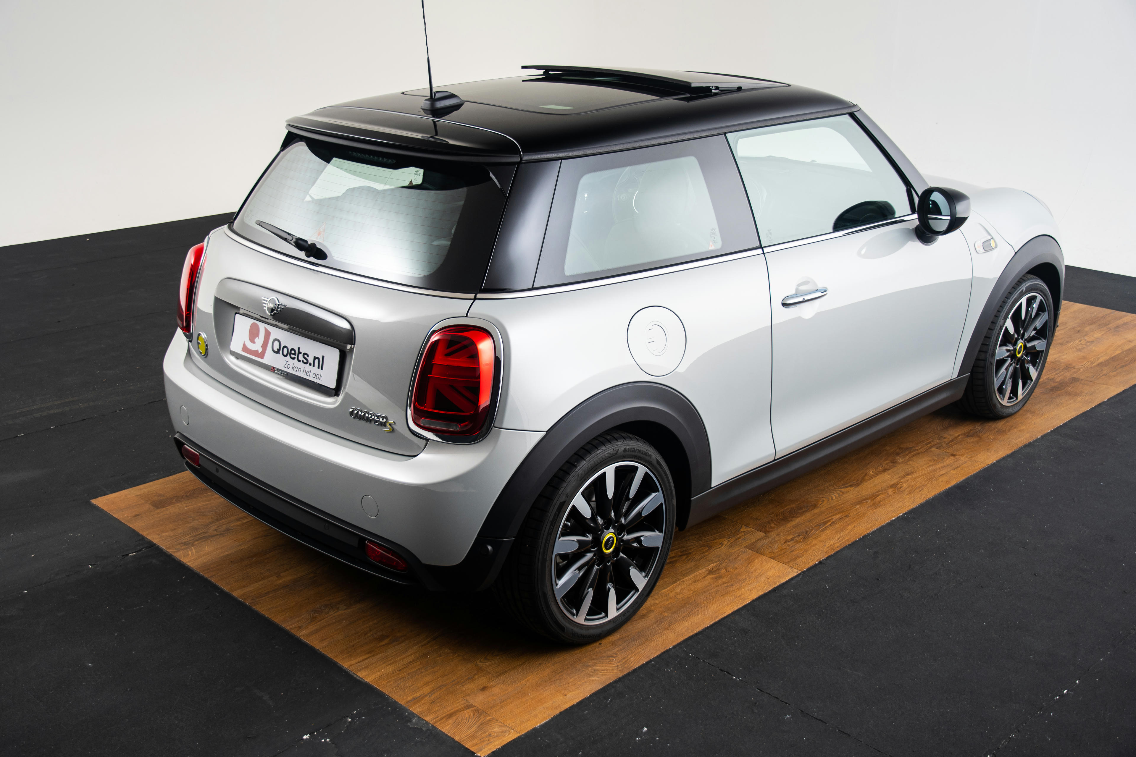 Car image 13