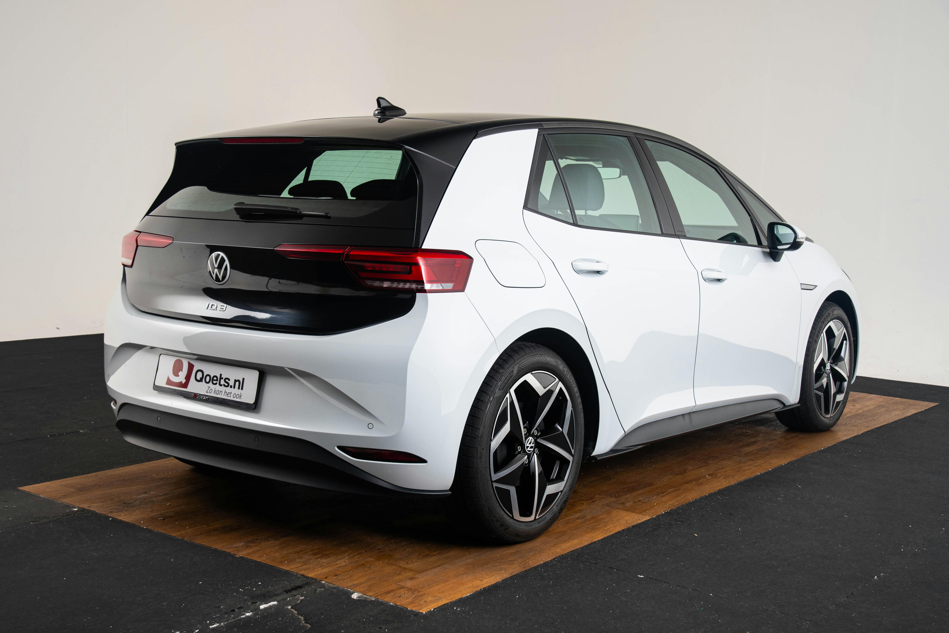 Car image 17