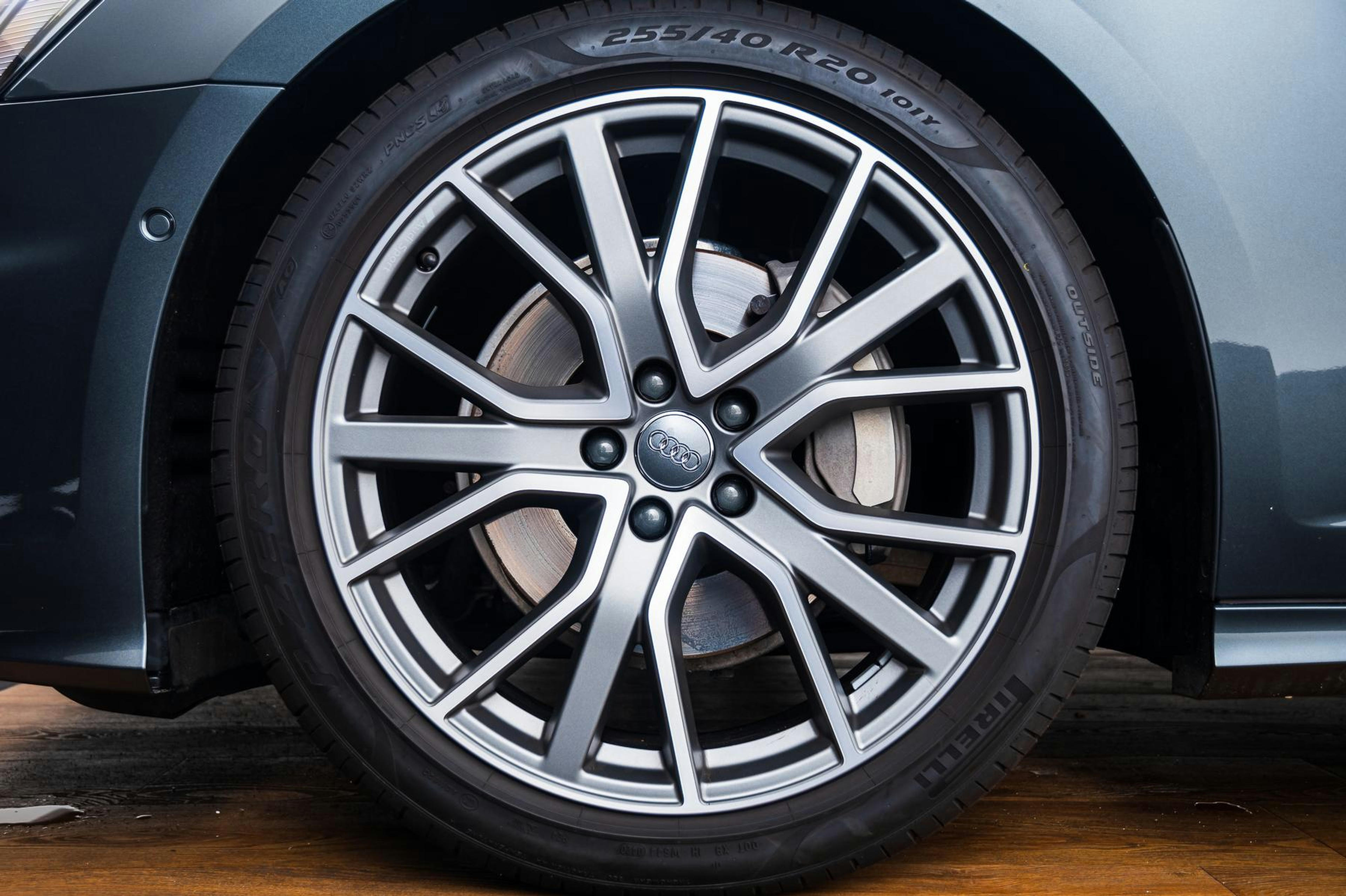 Car image 15