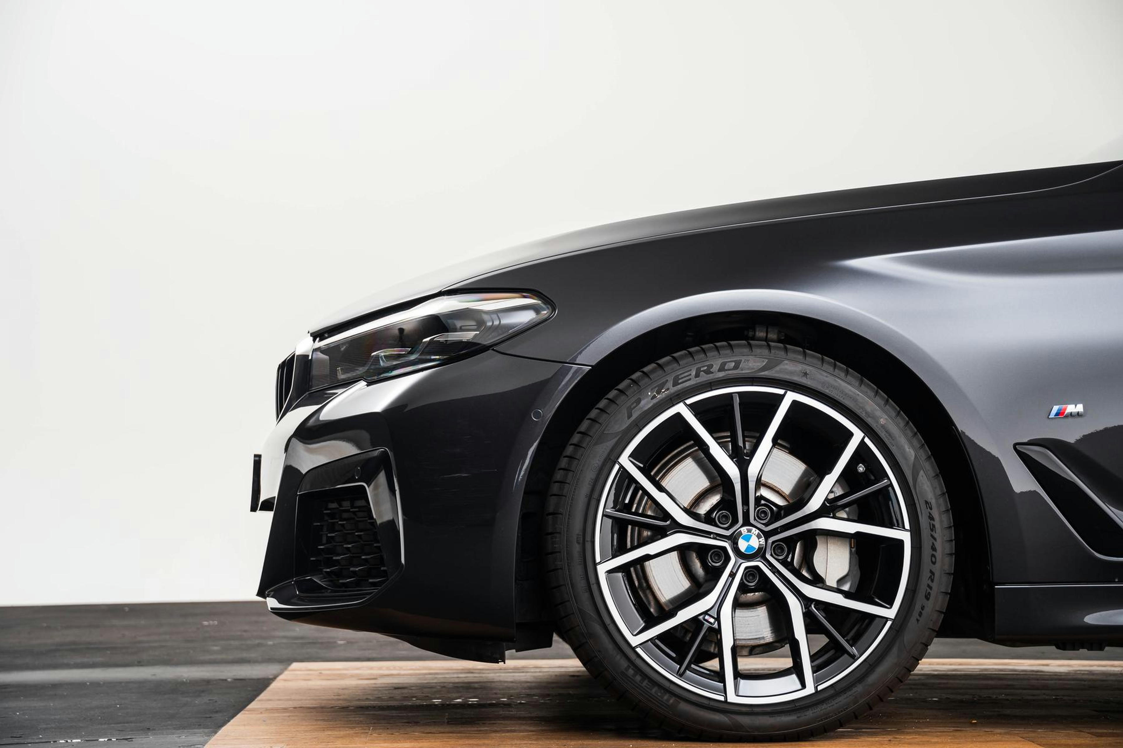 Car image 18