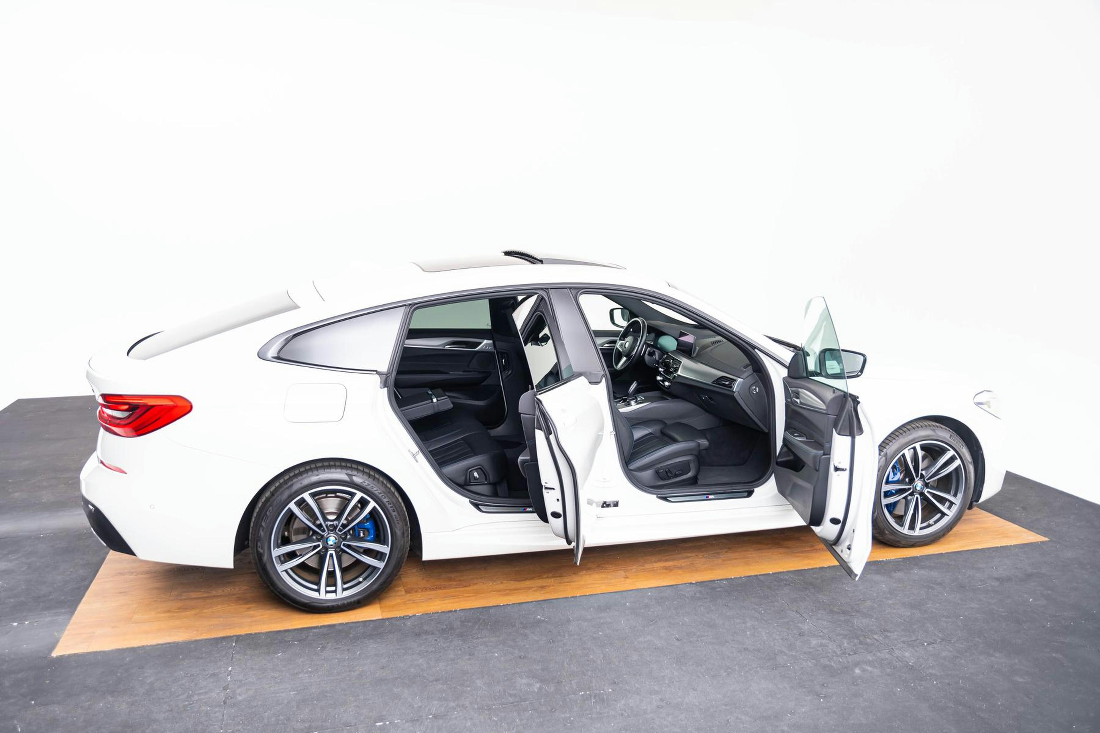 Car image 14