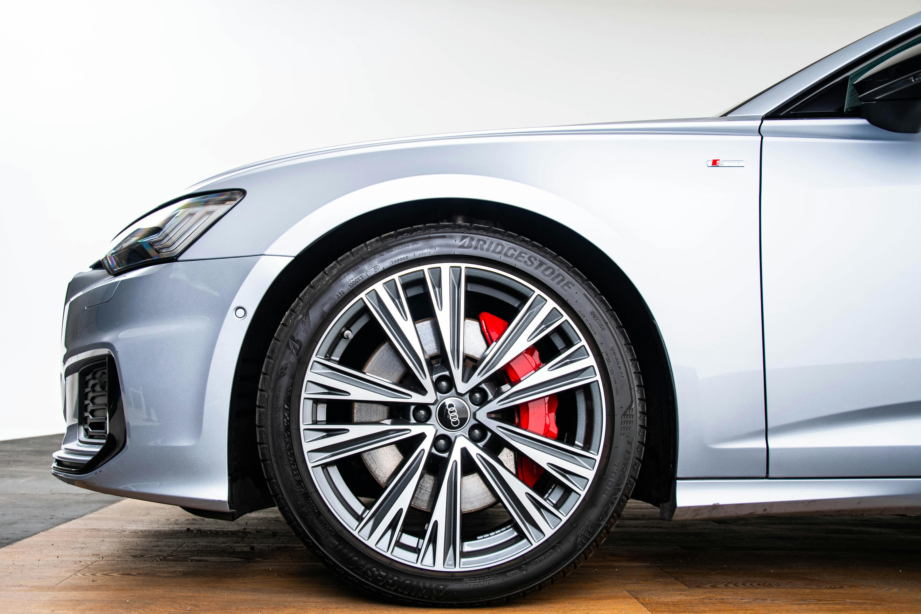 Car image 14