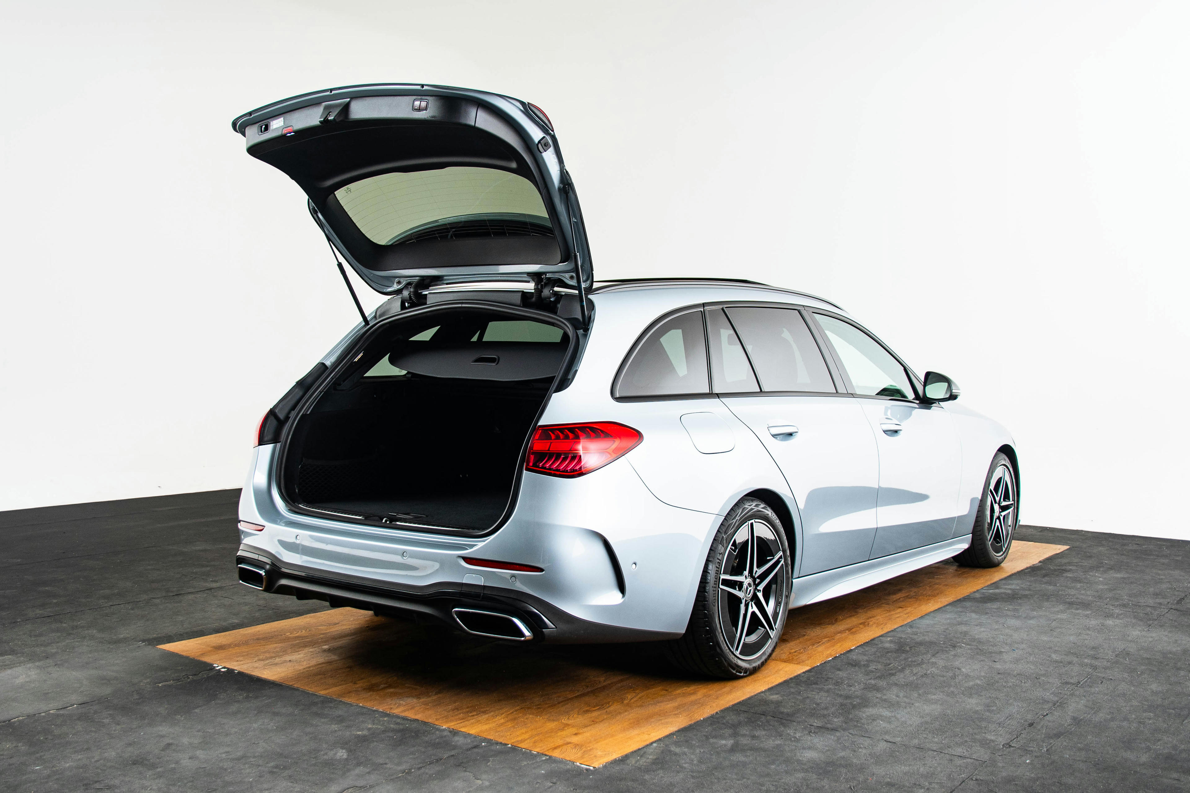 Car image 18