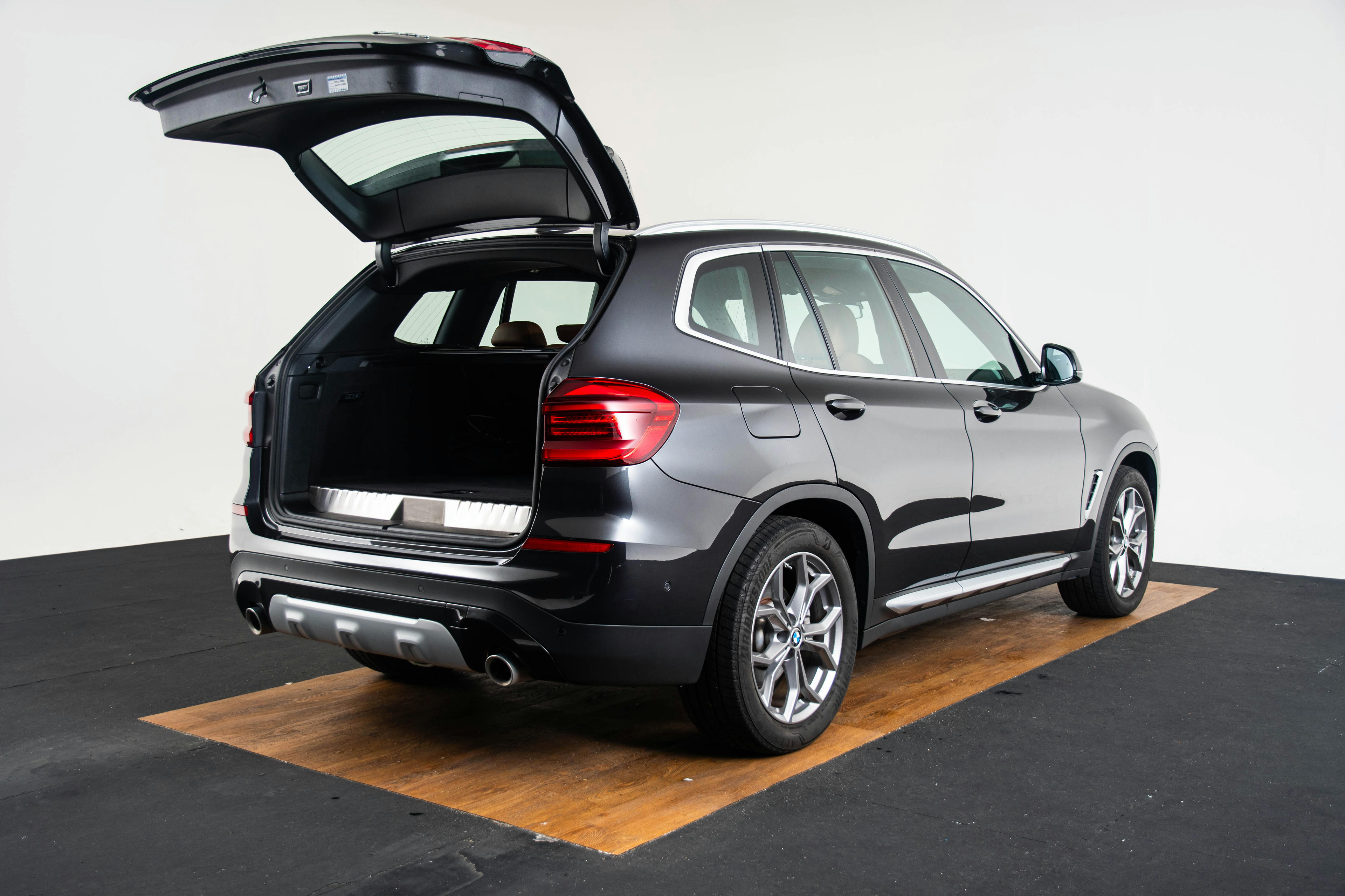 Car image 11