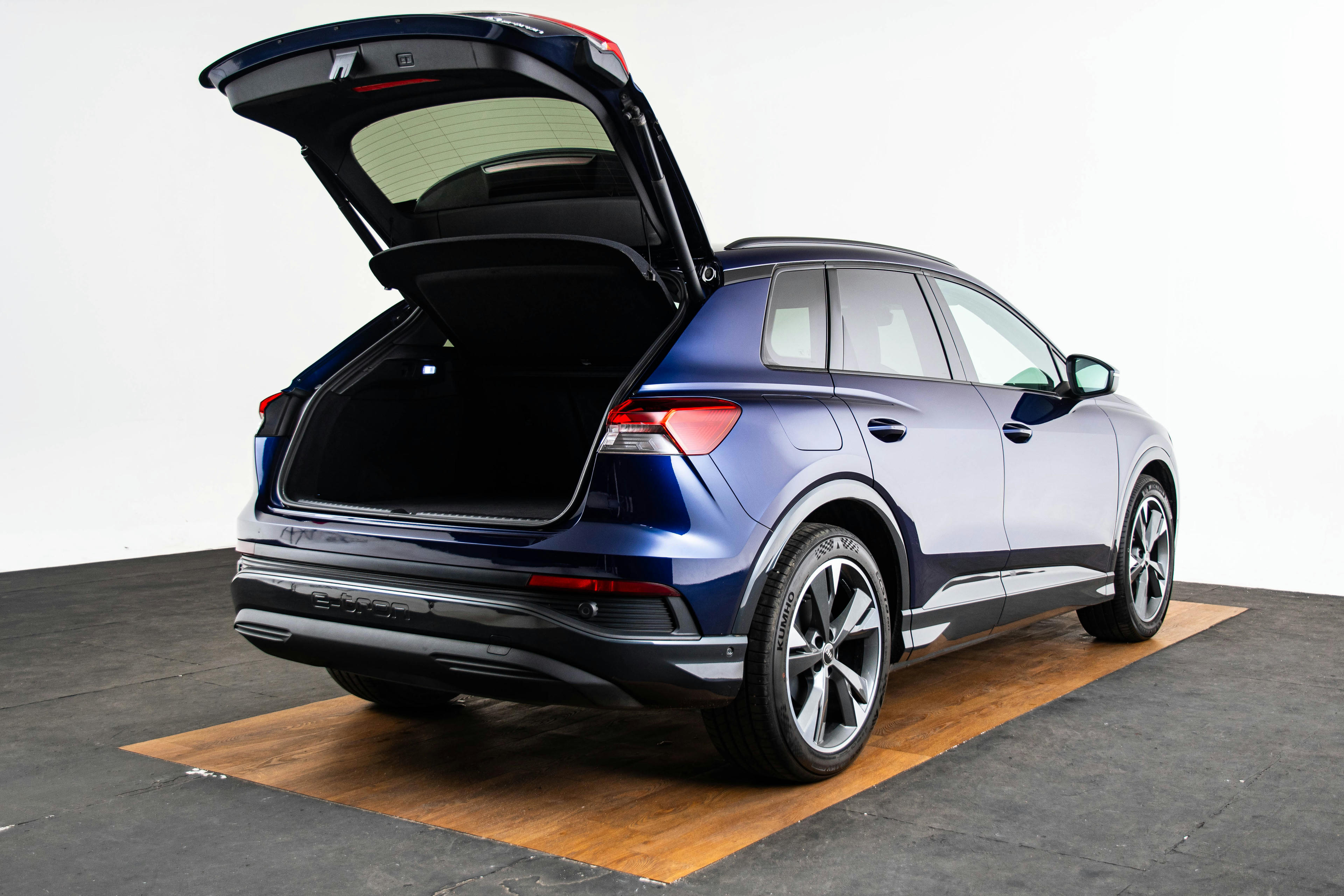 Car image 13