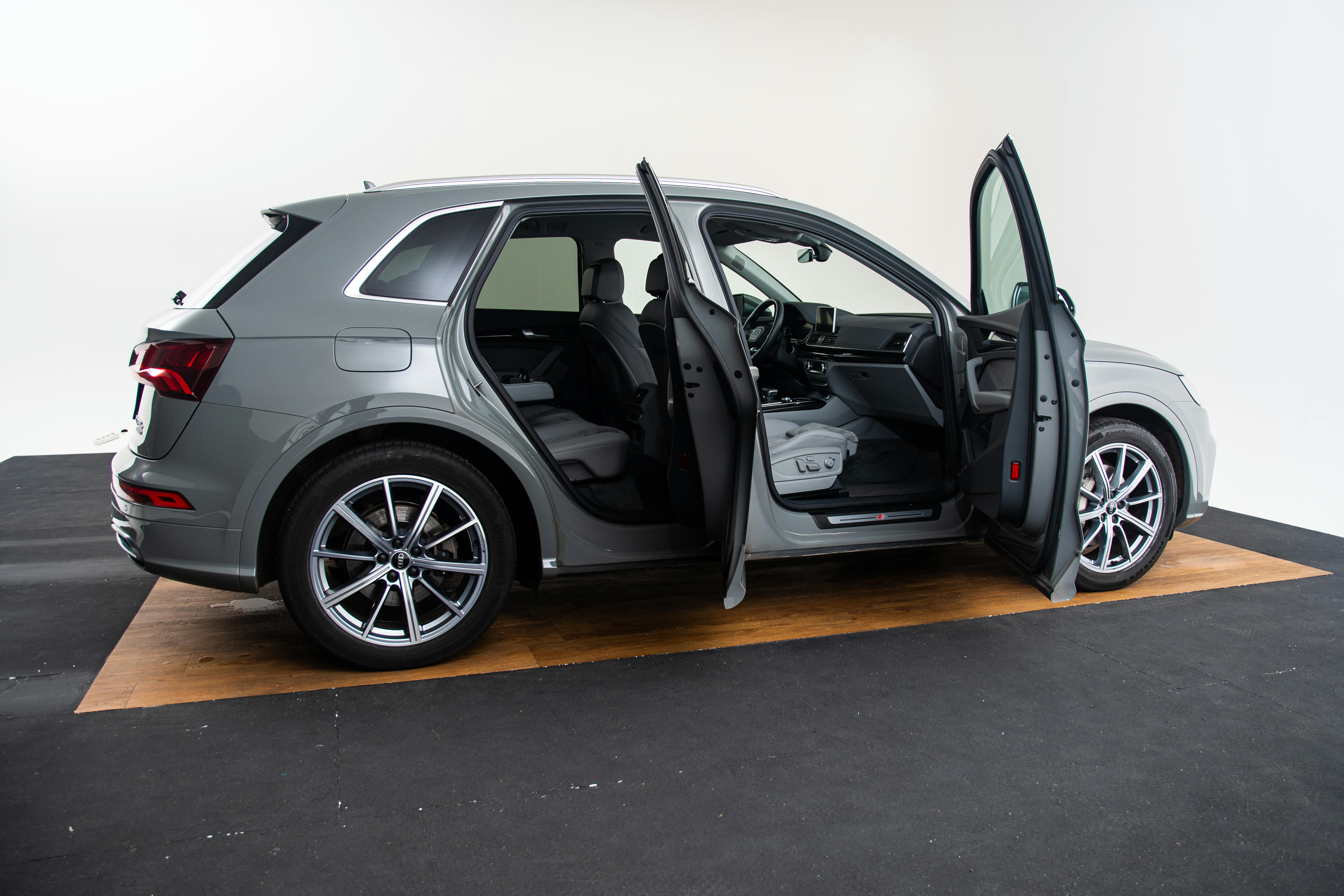 Car image 17