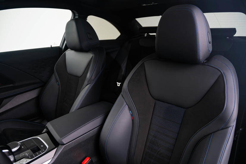 In breedte verstelbare rugleuning voor bestuurdersstoel.