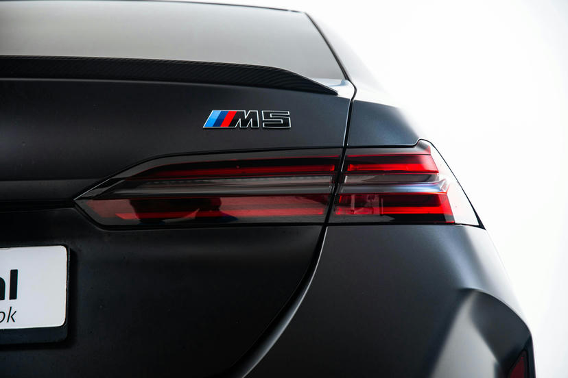 M achterspoiler in exterieurkleur