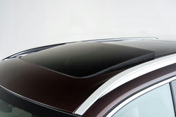 Elektrisch bedienbaar glazen panoramisch schuif-/kanteldak met elektrisch bedienbaar zonnescherm