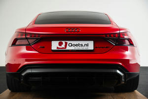 Optiekpakket zwart met Audi ringen en modelomschrijving in zwart glanzend