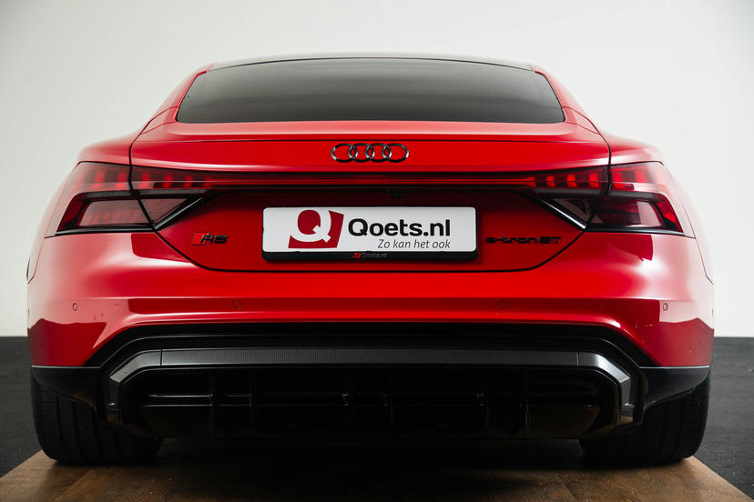Optiekpakket zwart met Audi ringen en modelomschrijving in zwart glanzend