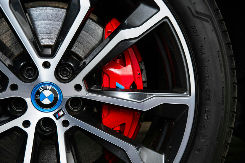 M Sportremsysteem met rode remklauwen