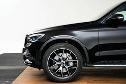 50,8 cm (20 inch) vijf-dubbelspaaks lichtmetalen AMG-velgen