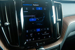 4 zone Electronic Climate Control met touchscreen bediening op de tweede zitrij en gekoeld dashboardkastje