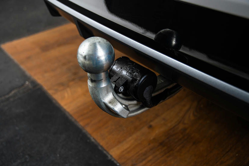 Trekhaak met elektrisch wegklapbare kogel.