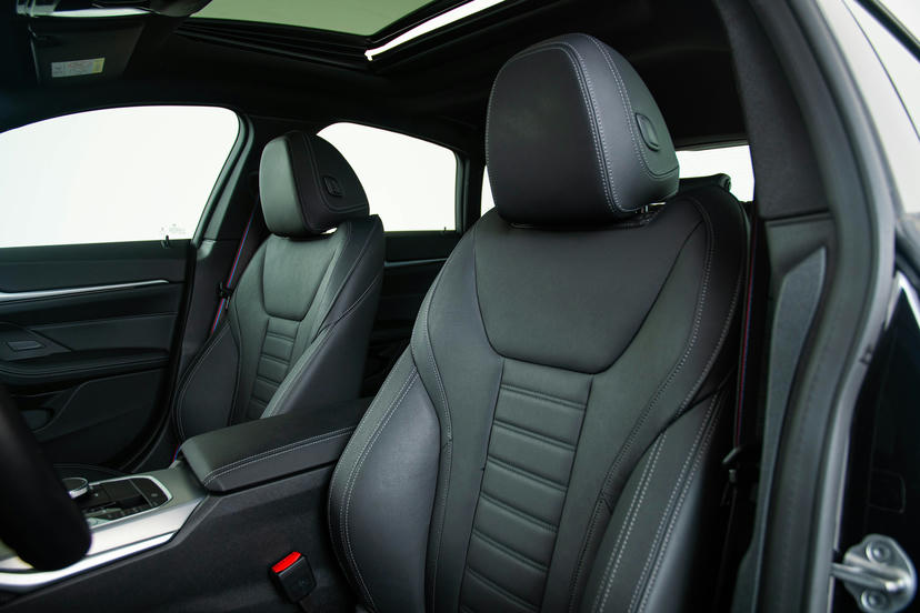 In breedte verstelbare rugleuning voor bestuurdersstoel.