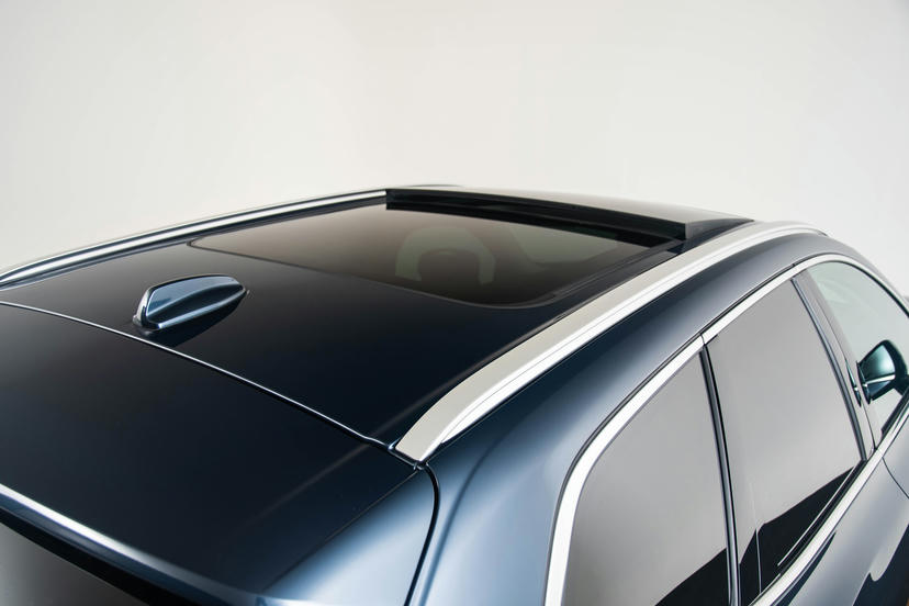 Elektrisch bedienbaar glazen panoramisch schuif-/kanteldak met elektrisch bedienbaar zonnescherm