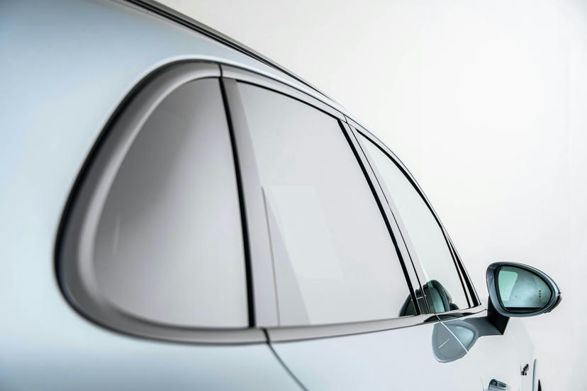 Sierlijsten rond zijruiten zwart hoogglans